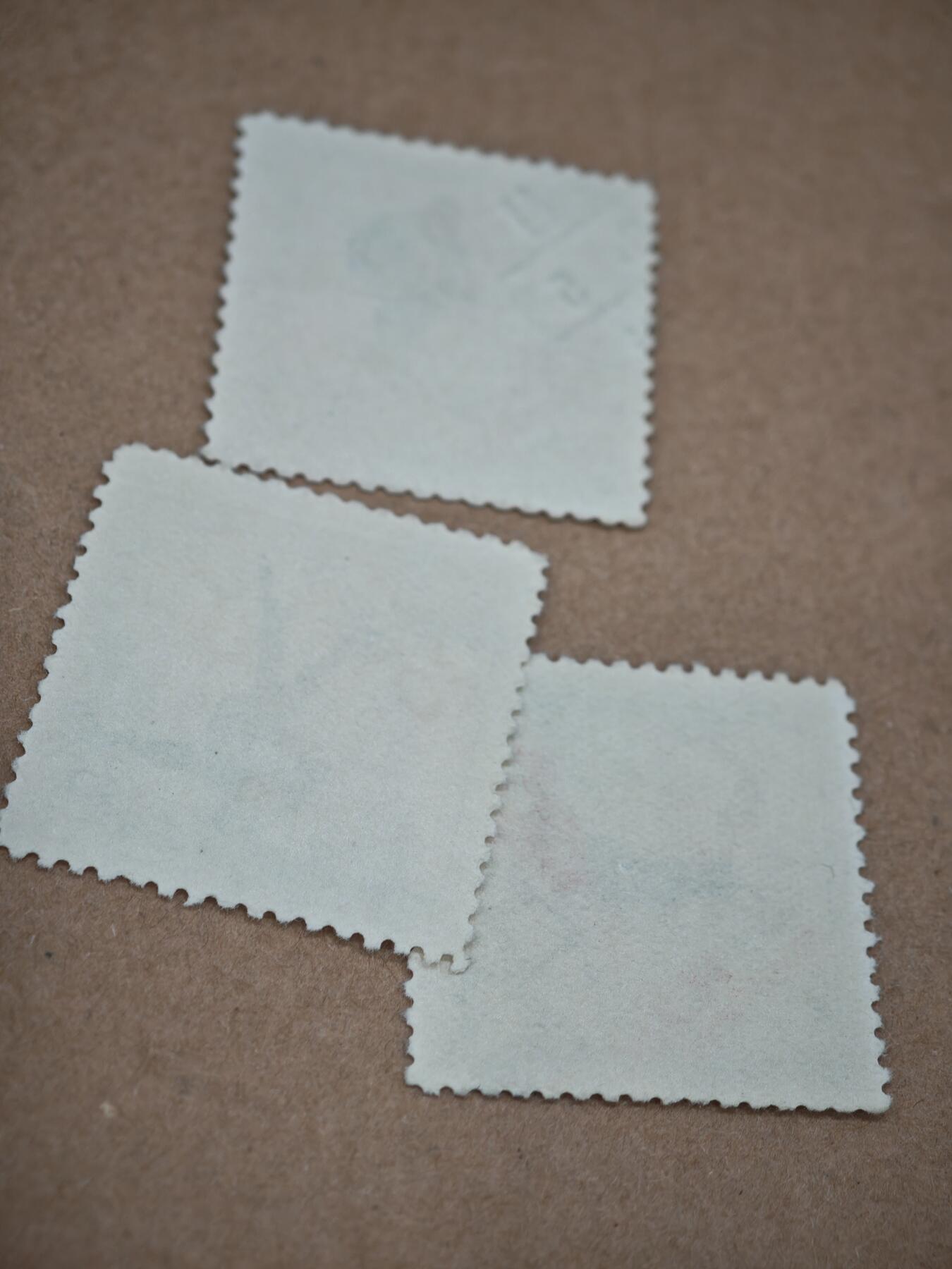 橙子收藏第八期(社会主义国家邮票专场) 朝鲜邮政于1964年发行的“第9届因斯布鲁克冬奥会”纪念邮票，全套共3枚。  发行背景：1964年1月，第九届冬季奥运会在奥地利因斯布鲁克举办 🇦🇹，朝鲜邮政同步发行了这套体育主题邮票以纪念盛会。