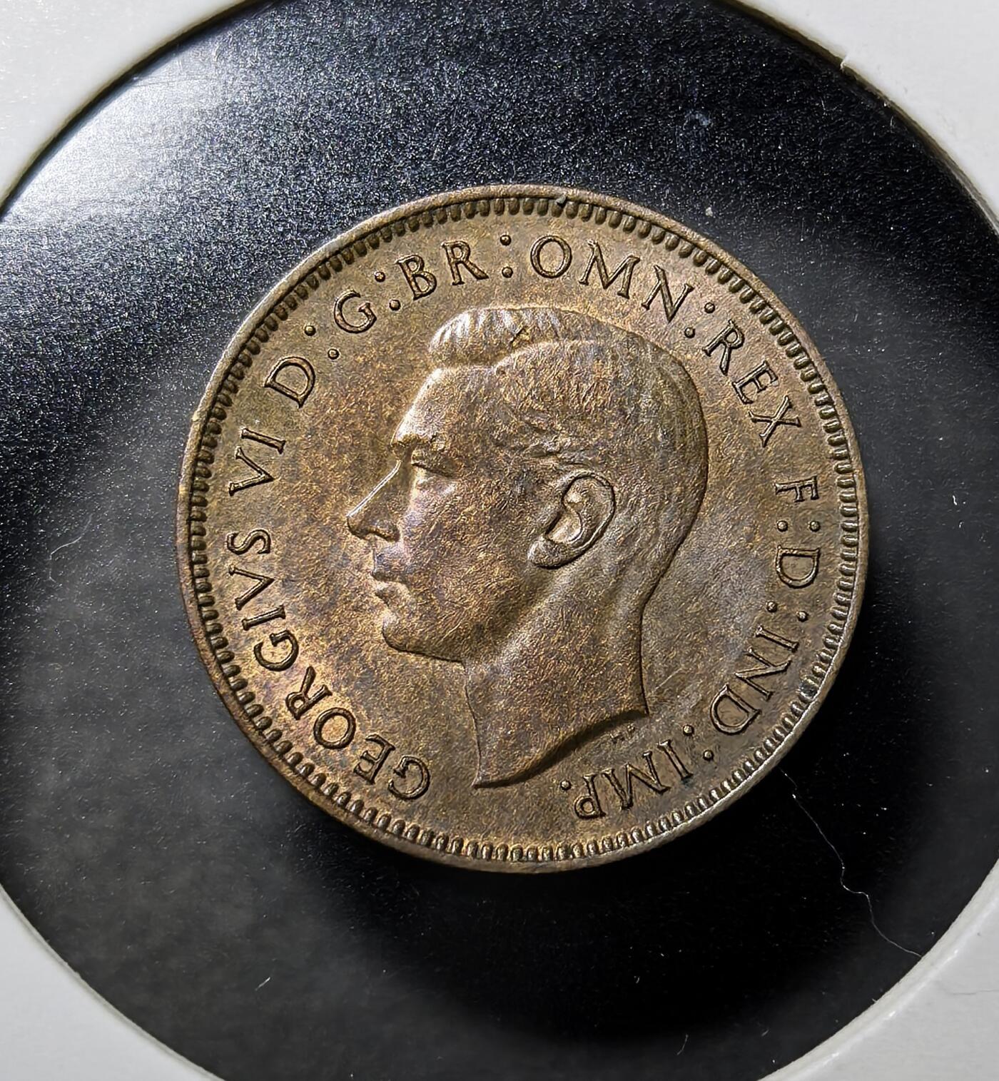 外国优质老铜币纪念币银币专场，周六晚上九点倒数截拍，满百包邮，周日发货,可寄存半年，喜欢朋友微信扫描二维码可直接参拍 带光英国乔治六世1938 年法新铜币，发行于乔治六世登基初期，正面为国王侧像，背面以象征英国本土的鹪鹩为核心图案，是二战前英国本土流通辅币，承载英国战前经济、英联邦货币体系历史。