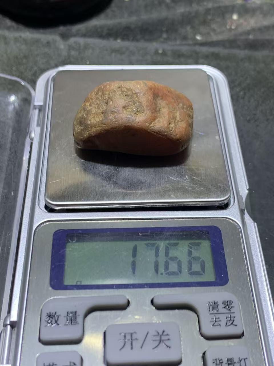 精美红皮蒙头料南红玛瑙原石一颗，