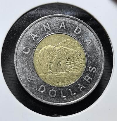 外国优质老铜币纪念币银币专场，周六晚上九点倒数截拍，满百包邮，周日发货,可寄存半年，喜欢朋友微信扫描二维码可直接参拍 - 加拿大2 加元北极熊币。正面为伊丽莎白二世像，背面是北极北极熊，是加拿大首款双色流通币，彰显其北极地域特色与自然文化。