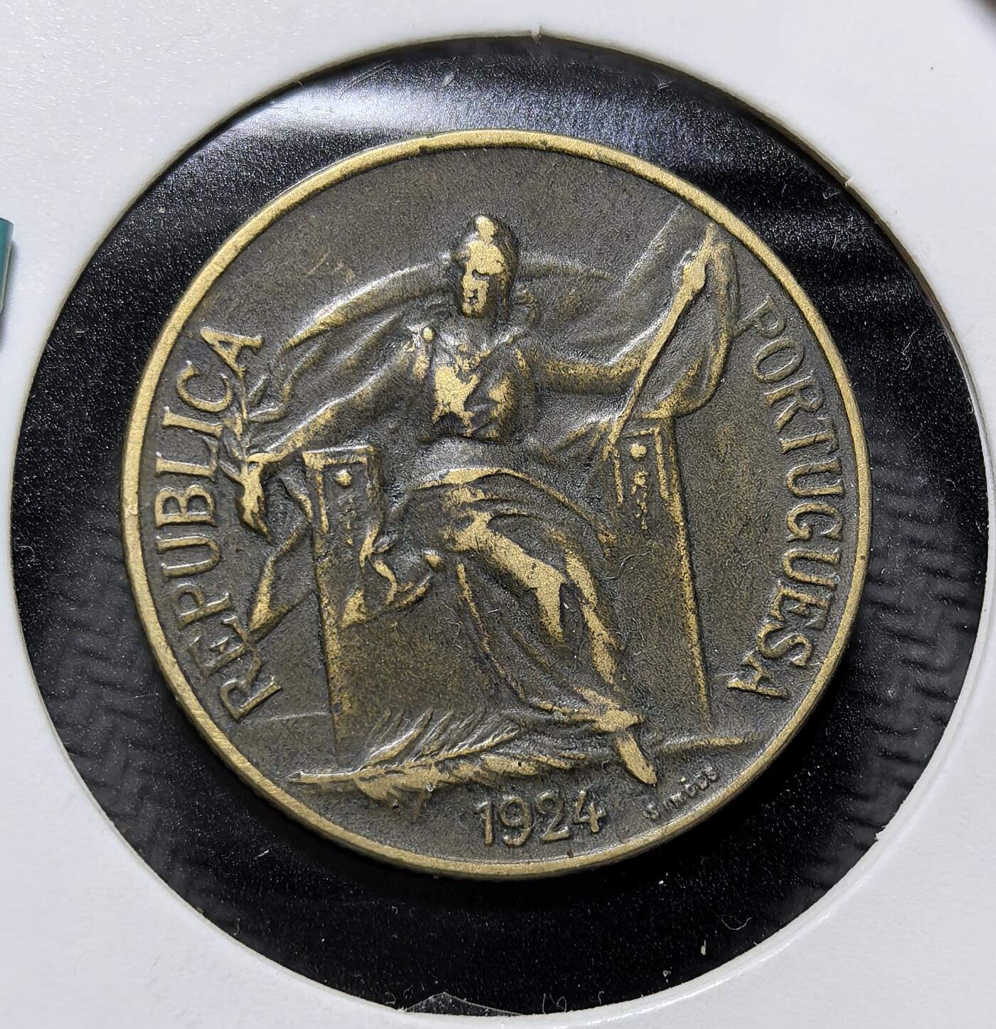 外国优质老铜币纪念币银币专场，周六晚上九点倒数截拍，满百包邮，周日发货,可寄存半年，喜欢朋友微信扫描二维码可直接参拍 稀少版葡萄牙1924 年自由女神坐像1 埃斯库多。正面为象征共和的自由女神坐像，背面是葡萄牙国徽。因通胀改用贱金属铸造，见证第一共和国末期的动荡与货币转型。