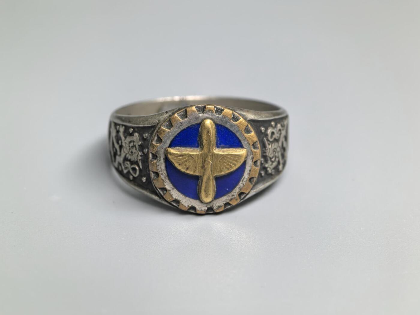 小驴勋章奖章收藏4月11日周六晚六点拍卖（珍爱和平，收藏战争，铭记历史，勿忘国耻，忠党爱国。有偿代拍，送拍规则在简介最后，参拍须阅读规则后再参拍，关系到运费包装发货时效真假辨别等关键信息，拍卖时不再发原图，看大图店主微信码在拍卖店铺介绍里） 芬兰空军纪念戒指 银制珐琅 中心铜制 银标齐全 港码25号