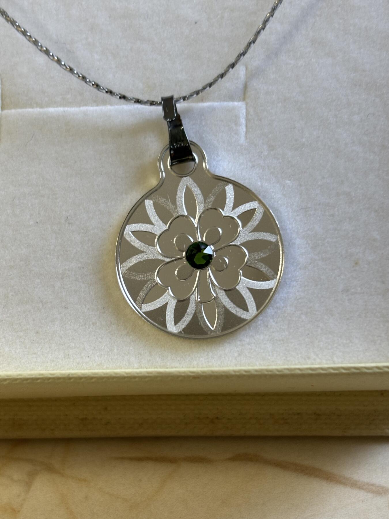 第197期拍卖 喀麦隆2019年四叶草镶嵌水晶纪念银币吊坠，925银，2.2克，发行500枚