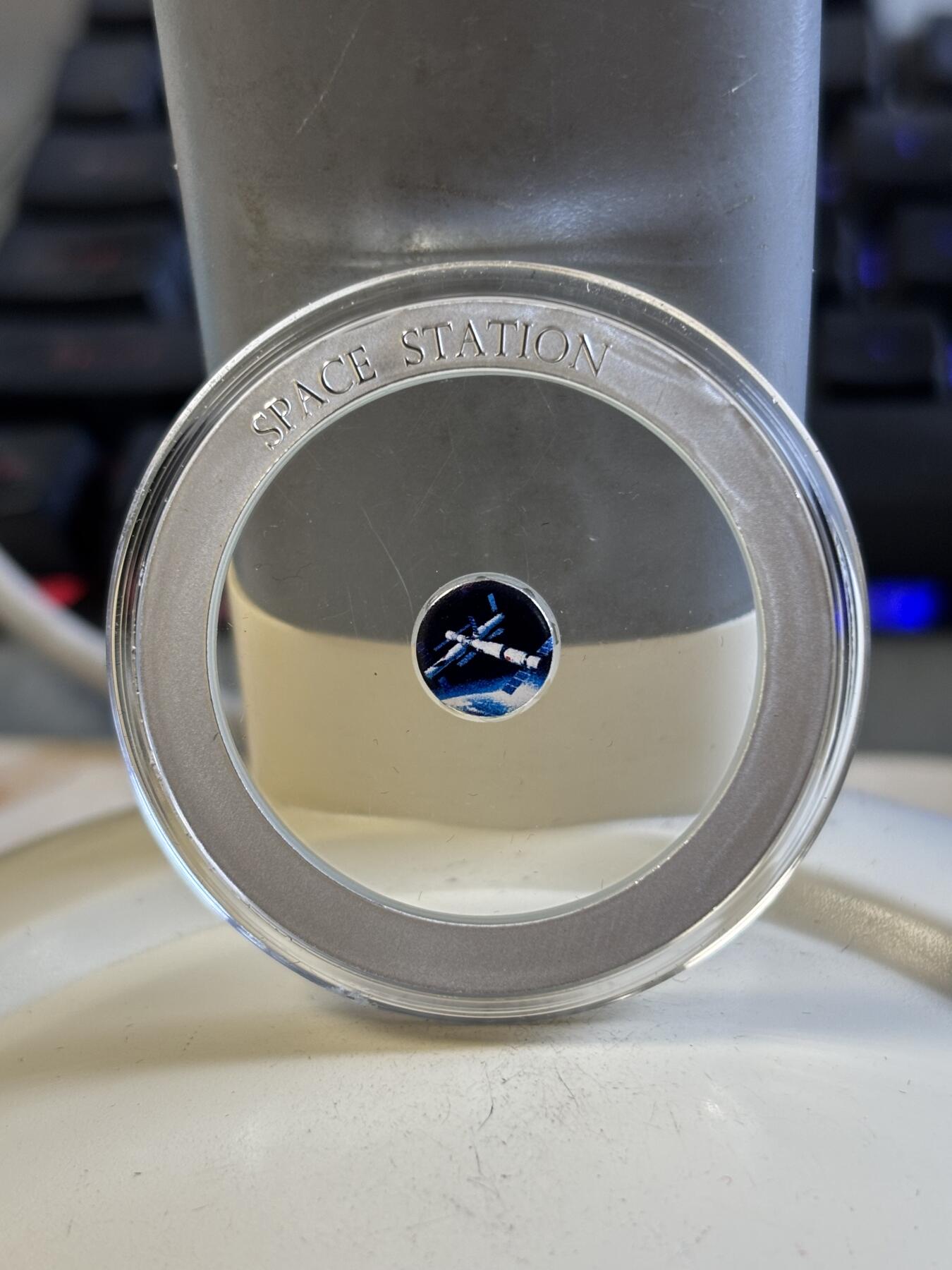 第197期拍卖 斐济2021年镶透明亚克力宇宙空间站银币，999银+亚克力，14+4克，发行999枚