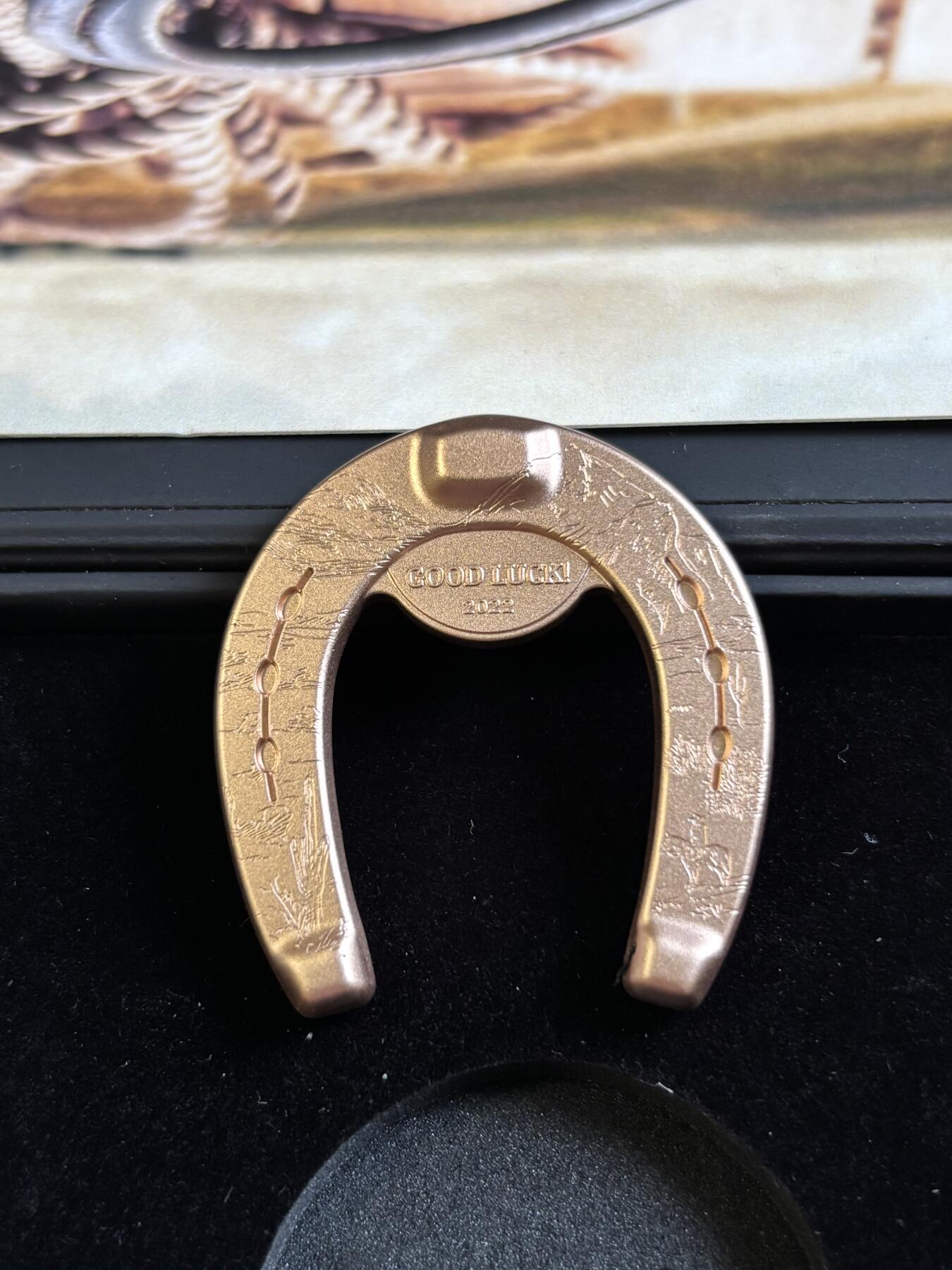 第197期拍卖 帕劳2022年幸运钱币系列马蹄铁异形1盎司镀金银币，999银镀玫瑰金，发行999枚