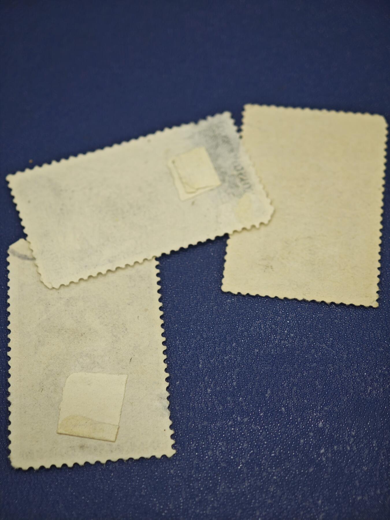 橙子收藏第八期(社会主义国家邮票专场) 三枚是捷克斯洛伐克发行的“本国文化名人系列”雕刻版邮票*，是20世纪中期捷克斯洛伐克邮政的经典作品，也是东欧雕刻邮票的代表之一。以捷克斯洛伐克的杰出人物为主题，采用高精度雕刻版印刷，线条细腻传神，是捷克斯洛伐克邮票史上的知名系列