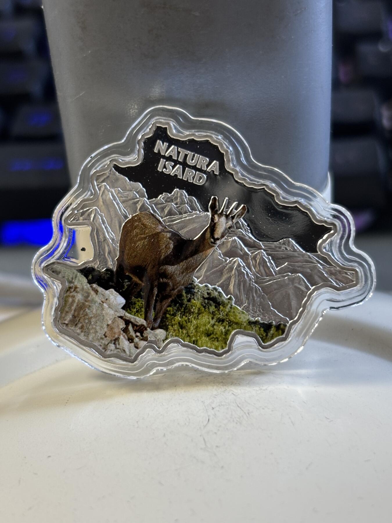 第197期拍卖 安道尔2013年自然宝藏系列鹿地图形彩色银币，1盎司999银，发行3000枚，盒子有脱皮银价584