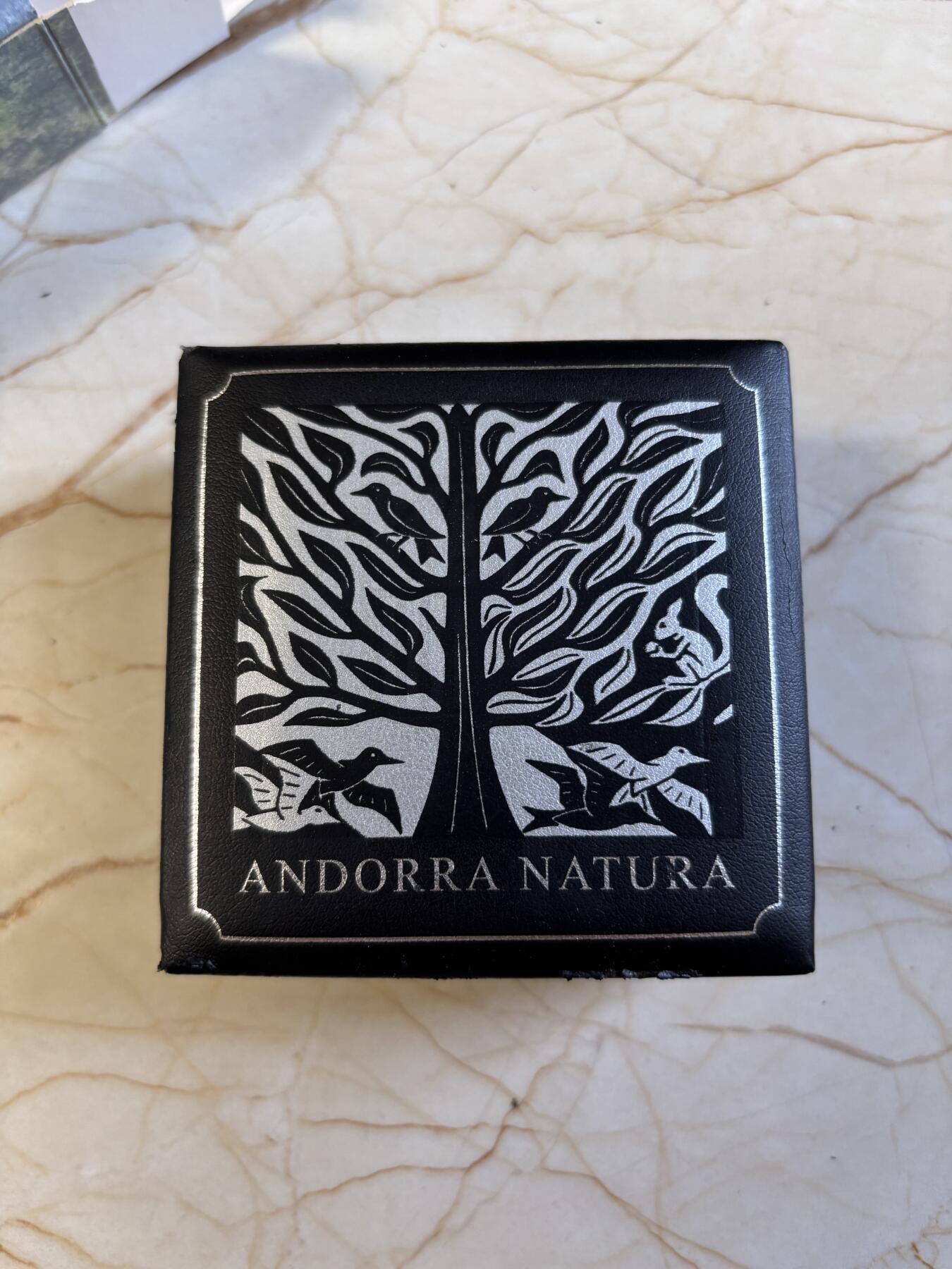 第197期拍卖 安道尔2013年自然宝藏系列鹿地图形彩色银币，1盎司999银，发行3000枚，盒子有脱皮银价584