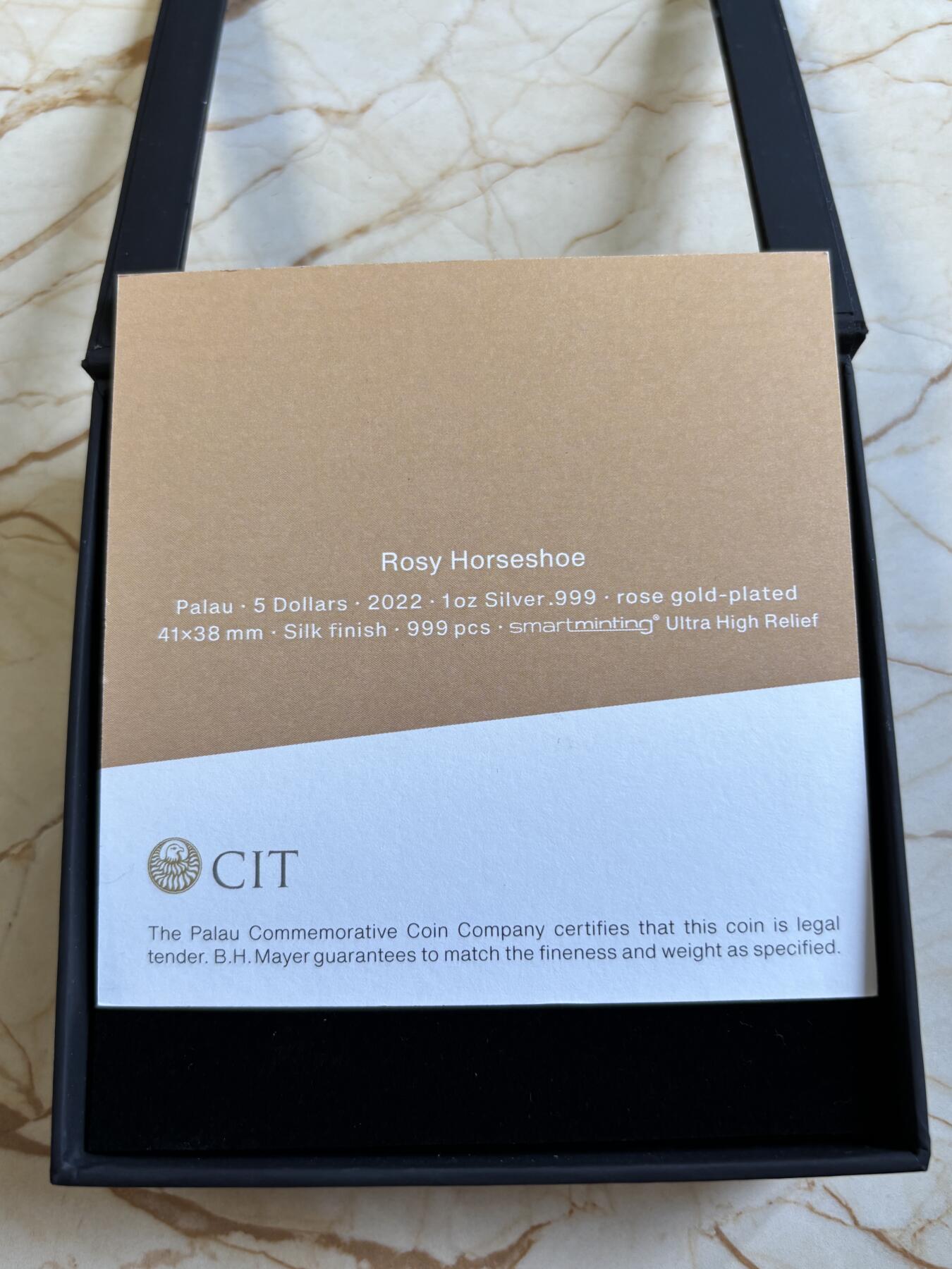 第197期拍卖 帕劳2022年幸运钱币系列马蹄铁异形1盎司镀金银币，999银镀玫瑰金，发行999枚
