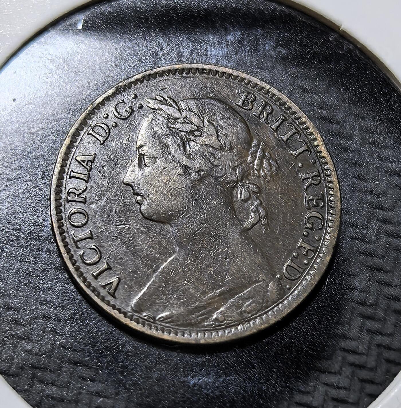 外国优质老铜币纪念币银币专场，周六晚上九点倒数截拍，满百包邮，周日发货,可寄存半年，喜欢朋友微信扫描二维码可直接参拍 英国维多利亚时期1891 年法新铜币，正面为维多利亚女王像，背面是不列颠女神坐像，是维多利亚时代经典流通辅币，见证英国日不落帝国鼎盛期的货币体系。