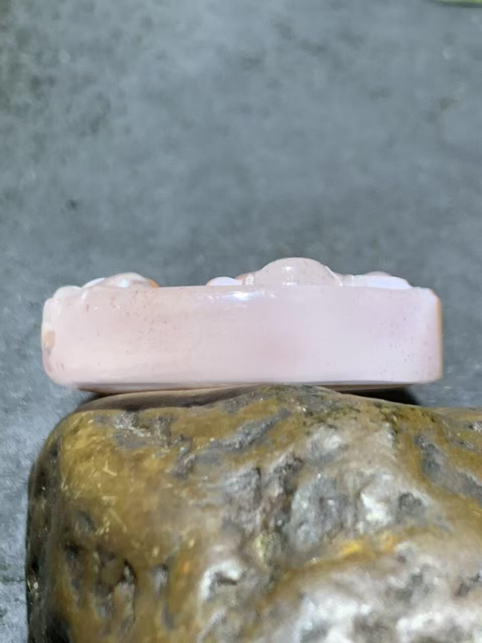 川料红白荔枝冻飘草花纹南红玛瑙雕刻蝶恋花吊坠一个，