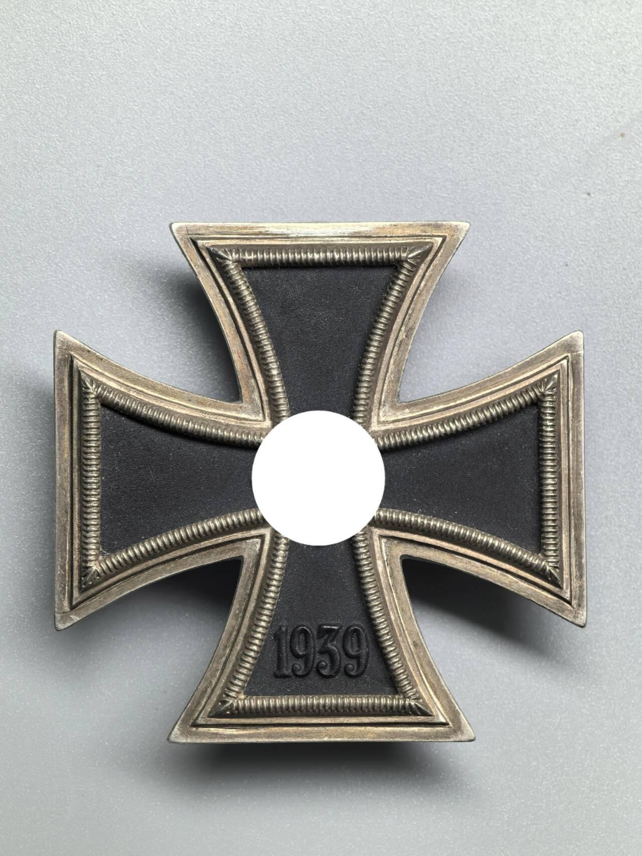 小驴勋章奖章收藏4月11日周六晚六点拍卖（珍爱和平，收藏战争，铭记历史，勿忘国耻，忠党爱国。有偿代拍，送拍规则在简介最后，参拍须阅读规则后再参拍，关系到运费包装发货时效真假辨别等关键信息，拍卖时不再发原图，看大图店主微信码在拍卖店铺介绍里） 德国WWII一级铁十字勋章，RS厂制作