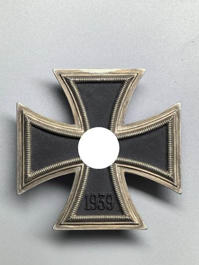 小驴勋章奖章收藏4月11日周六晚六点拍卖（珍爱和平，收藏战争，铭记历史，勿忘国耻，忠党爱国。有偿代拍，送拍规则在简介最后，参拍须阅读规则后再参拍，关系到运费包装发货时效真假辨别等关键信息，拍卖时不再发原图，看大图店主微信码在拍卖店铺介绍里） - 德国WWII一级铁十字勋章，RS厂制作