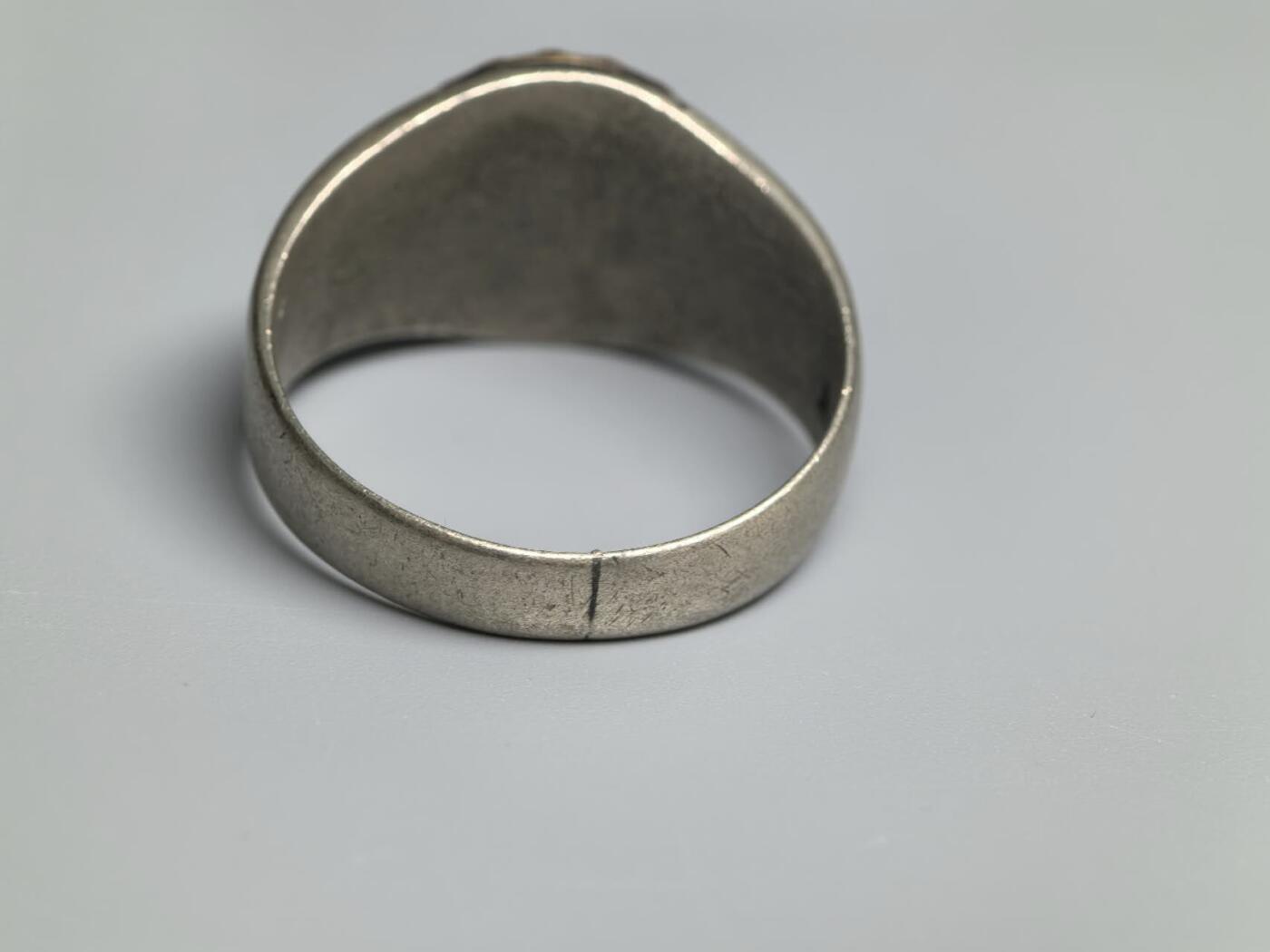 小驴勋章奖章收藏4月11日周六晚六点拍卖（珍爱和平，收藏战争，铭记历史，勿忘国耻，忠党爱国。有偿代拍，送拍规则在简介最后，参拍须阅读规则后再参拍，关系到运费包装发货时效真假辨别等关键信息，拍卖时不再发原图，看大图店主微信码在拍卖店铺介绍里） 芬兰空军纪念戒指 银制珐琅 中心铜制 银标齐全 港码25号