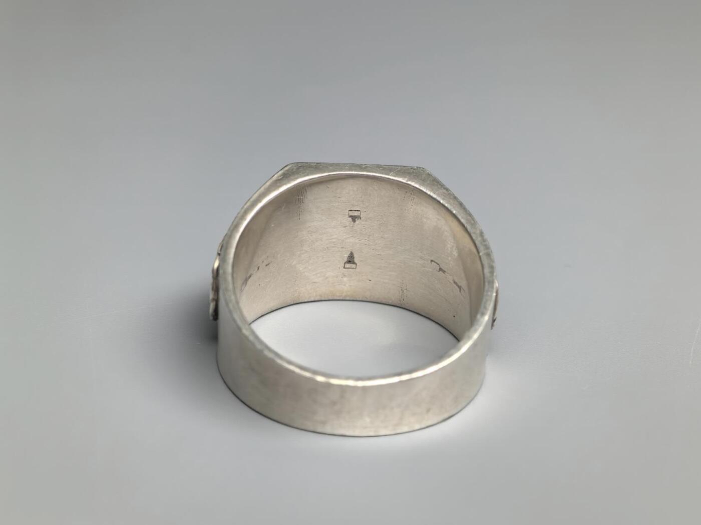 小驴勋章奖章收藏4月11日周六晚六点拍卖（珍爱和平，收藏战争，铭记历史，勿忘国耻，忠党爱国。有偿代拍，送拍规则在简介最后，参拍须阅读规则后再参拍，关系到运费包装发货时效真假辨别等关键信息，拍卖时不再发原图，看大图店主微信码在拍卖店铺介绍里） 现代工艺品 AH纪念戒指 银质珐琅 港码22号