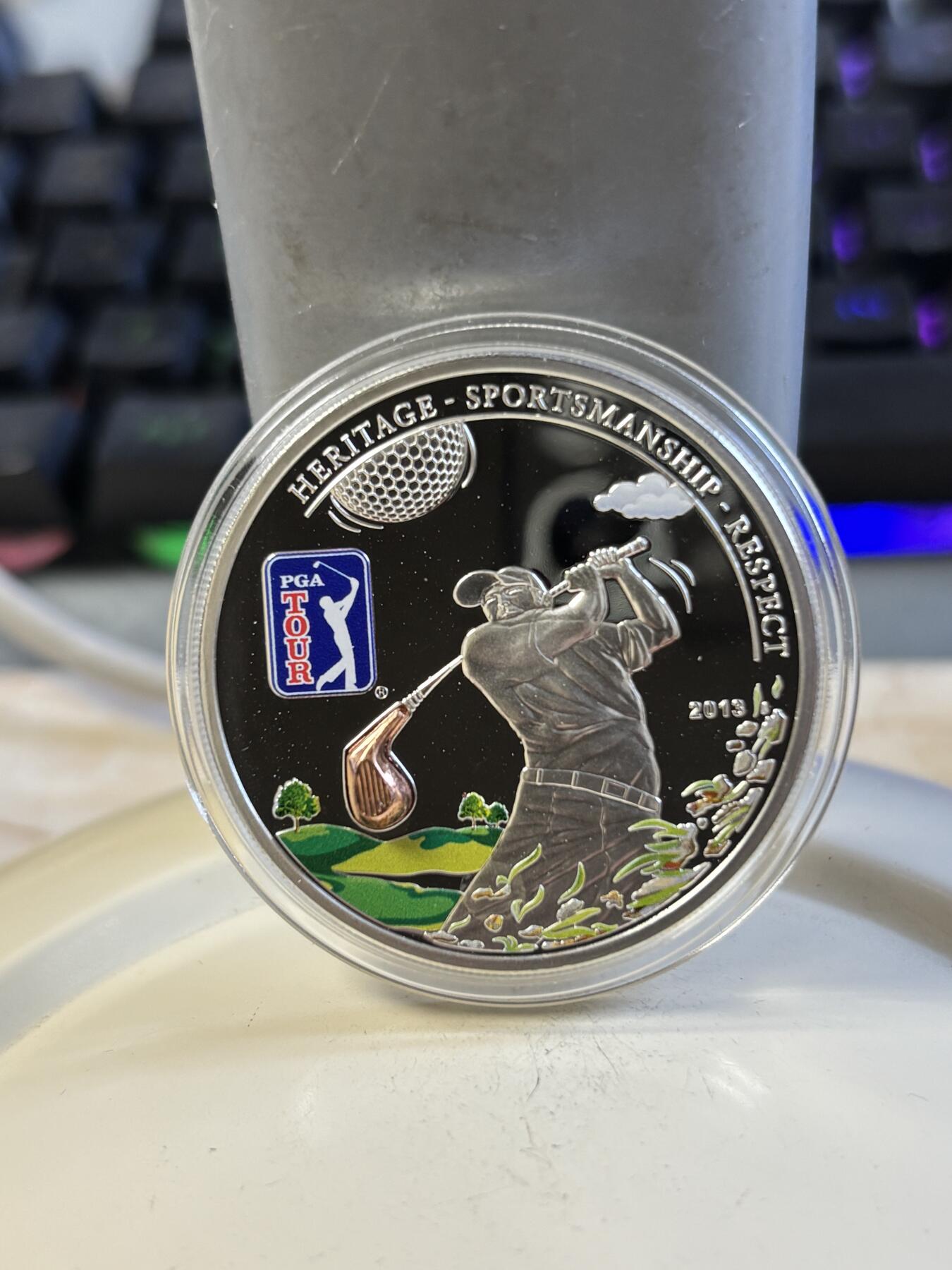 第197期拍卖 库克2013年PGA高尔夫球镶嵌立体镀金球棒彩银币，925银，20克，发行量2500枚