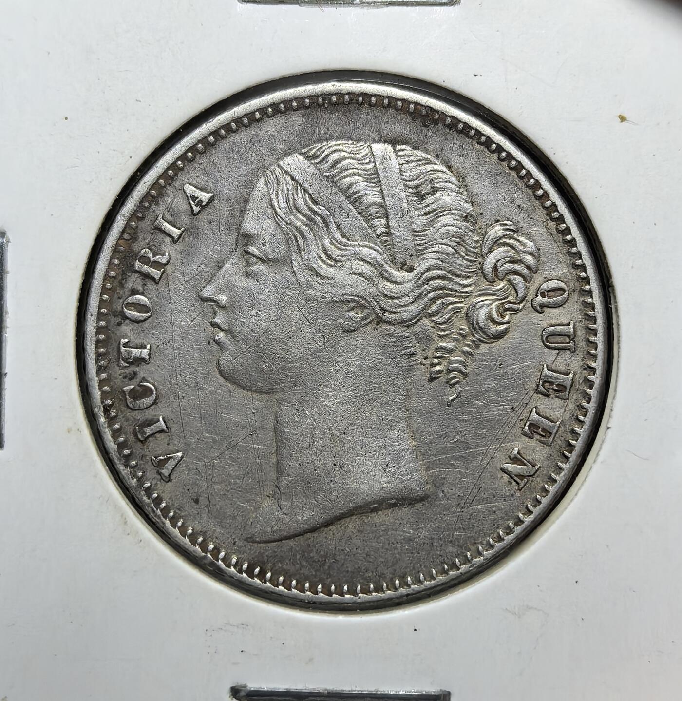 外国优质老铜币纪念币银币专场，周六晚上九点倒数截拍，满百包邮，周日发货,可寄存半年，喜欢朋友微信扫描二维码可直接参拍 英属东印度公司1840 年维多利亚 1 卢比银币，铸于加尔各答，是英属印度殖民时期核心流通银币，见证东印度公司殖民扩张与英印货币体系的建立。