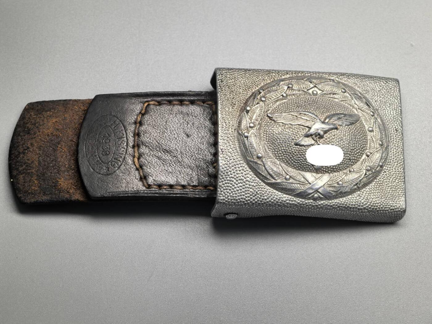 小驴勋章奖章收藏4月11日周六晚六点拍卖（珍爱和平，收藏战争，铭记历史，勿忘国耻，忠党爱国。有偿代拍，送拍规则在简介最后，参拍须阅读规则后再参拍，关系到运费包装发货时效真假辨别等关键信息，拍卖时不再发原图，看大图店主微信码在拍卖店铺介绍里） 1939年空军腰带扣