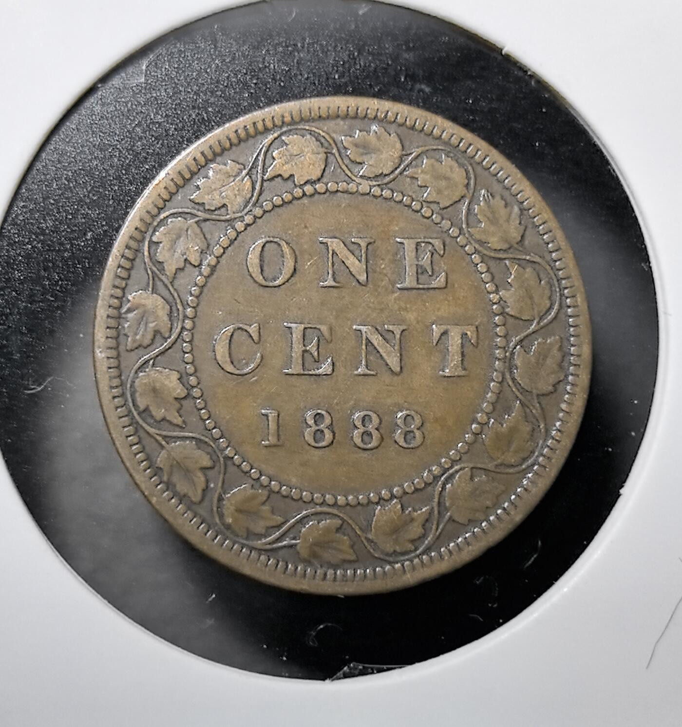 外国优质老铜币纪念币银币专场，周六晚上九点倒数截拍，满百包邮，周日发货,可寄存半年，喜欢朋友微信扫描二维码可直接参拍 加拿大1888年维多利亚女王壹分铜币，发行于在位晚期。正面铭文彰显其统治地位，背面的枫叶纹饰已成为加拿大国家象征的雏形。该币是加拿大自治后建立统一货币体系的重要实物，见证了加拿大从英属殖民地走向独立国家的历程。