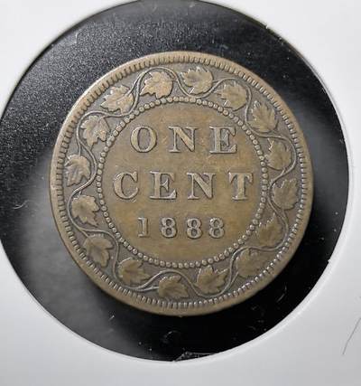 外国优质老铜币纪念币银币专场，周六晚上九点倒数截拍，满百包邮，周日发货,可寄存半年，喜欢朋友微信扫描二维码可直接参拍 - 加拿大1888年维多利亚女王壹分铜币，发行于在位晚期。正面铭文彰显其统治地位，背面的枫叶纹饰已成为加拿大国家象征的雏形。该币是加拿大自治后建立统一货币体系的重要实物，见证了加拿大从英属殖民地走向独立国家的历程。