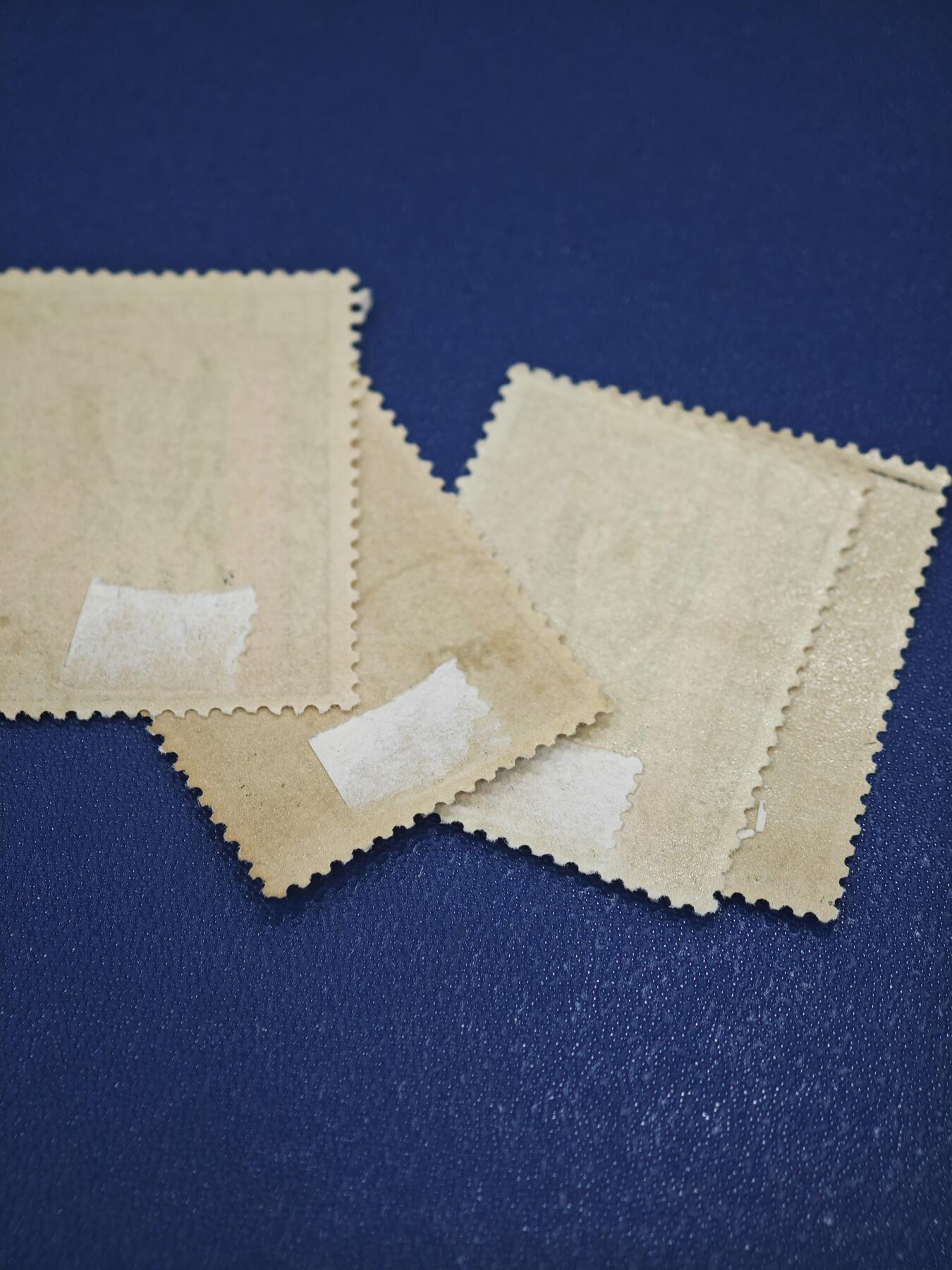 橙子收藏第八期(社会主义国家邮票专场) 四枚邮票属于老挝王国（Royaume du Laos）殖民时期发行的民俗/舞蹈主题邮票，采用法属时期的经典排版。票面印有 「ROYAUME DU LAOS」（老挝王国）、「POSTES」（邮政）及老挝文，兼具法殖民遗产与本土文化特征。20世纪60年代老挝邮政的经典代表