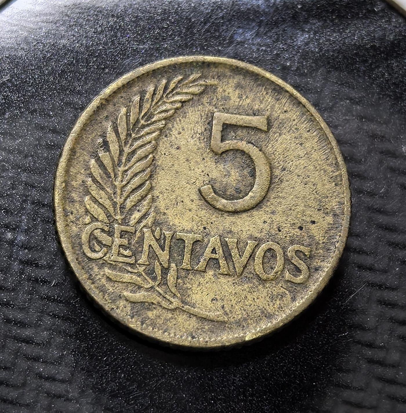 外国优质老铜币纪念币银币专场，周六晚上九点倒数截拍，满百包邮，周日发货,可寄存半年，喜欢朋友微信扫描二维码可直接参拍 秘鲁1946年5 分铜币，正面为自由女神头像，背面是面值与月桂枝叶，是秘鲁战后独立流通币，见证拉美共和国货币体系与民族独立精神。