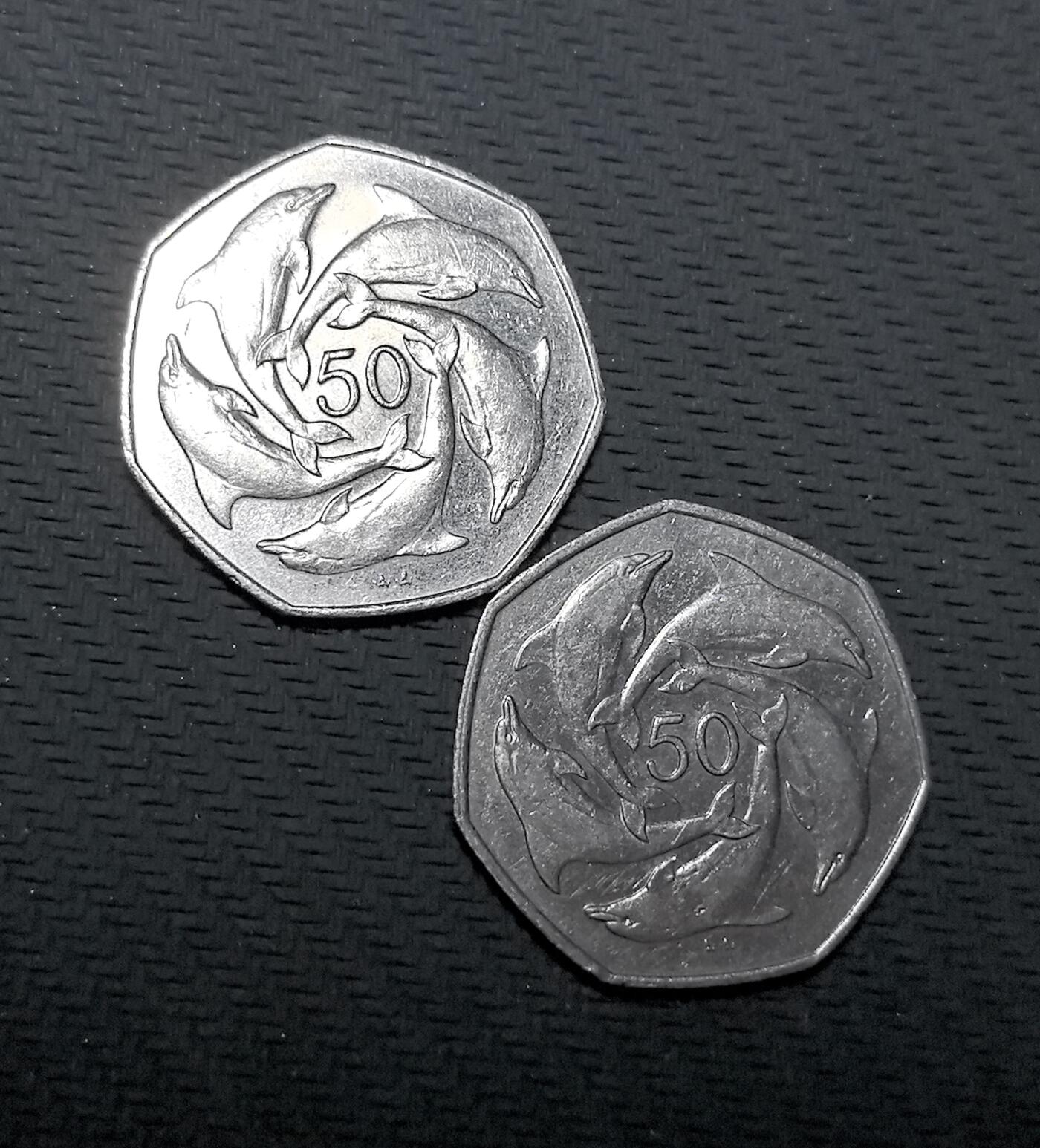 外国优质老铜币纪念币银币专场，周六晚上九点倒数截拍，满百包邮，周日发货,可寄存半年，喜欢朋友微信扫描二维码可直接参拍 直布罗陀1997年50便士2枚，正面为伊丽莎白二世像，背面以五只环绕的海豚为设计，海豚是直布罗陀海峡标志性海洋生物，彰显直布罗陀海洋文化与地域特色。