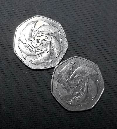 外国优质老铜币纪念币银币专场，周六晚上九点倒数截拍，满百包邮，周日发货,可寄存半年，喜欢朋友微信扫描二维码可直接参拍 - 直布罗陀1997年50便士2枚，正面为伊丽莎白二世像，背面以五只环绕的海豚为设计，海豚是直布罗陀海峡标志性海洋生物，彰显直布罗陀海洋文化与地域特色。
