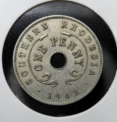 外国优质老铜币纪念币银币专场，周六晚上九点倒数截拍，满百包邮，周日发货,可寄存半年，喜欢朋友微信扫描二维码可直接参拍 - 南罗得西亚1942 年 1 便士圆孔币，发行于英属南罗得西亚时期，正面为乔治六世国王像，背面以圆孔与殖民地名标注面值，是二战期间英属非洲殖民地的流通辅币，承载英国殖民非洲、南罗得西亚（今津巴布韦）近代货币史