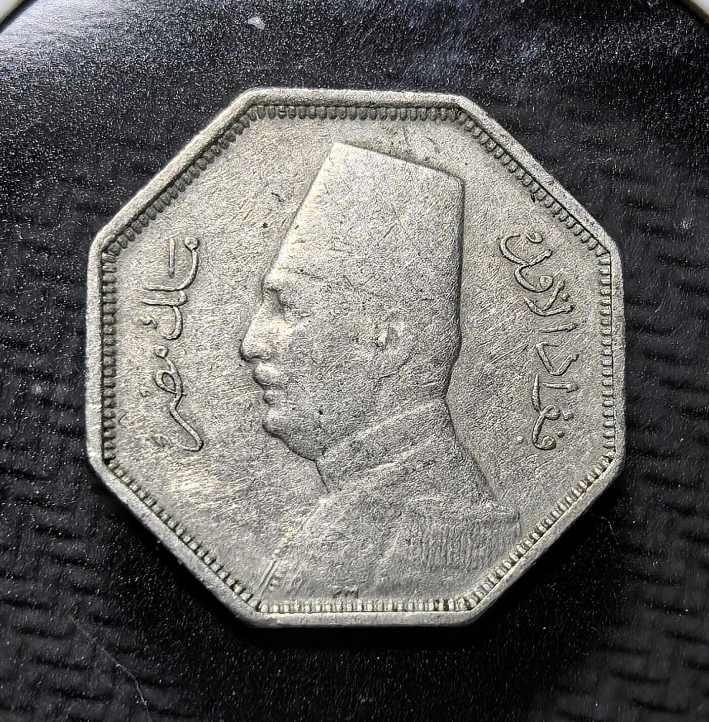 外国优质老铜币纪念币银币专场，周六晚上九点倒数截拍，满百包邮，周日发货,可寄存半年，喜欢朋友微信扫描二维码可直接参拍 埃及王国1933年2.5米利姆镍币。正面为国王福阿德一世像，背面铸阿拉伯文面值与八角形造型，是埃及君主制时期的经典流通辅币，见证近代埃及王权与货币发展。