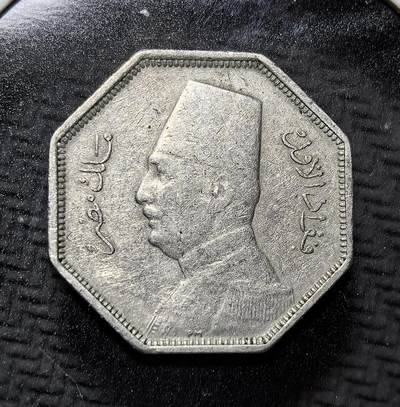 外国优质老铜币纪念币银币专场，周六晚上九点倒数截拍，满百包邮，周日发货,可寄存半年，喜欢朋友微信扫描二维码可直接参拍 - 埃及王国1933年2.5米利姆镍币。正面为国王福阿德一世像，背面铸阿拉伯文面值与八角形造型，是埃及君主制时期的经典流通辅币，见证近代埃及王权与货币发展。