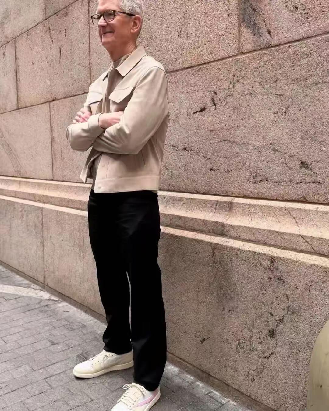 零元拍：苹果CEO蒂姆·库克和耐克全球CEO：艾略特·希尔（就是大家熟悉的中文名：贺雁峰）双签Nike✓特别版棒球帽，放心出价，你的决定一定“全对”！！！