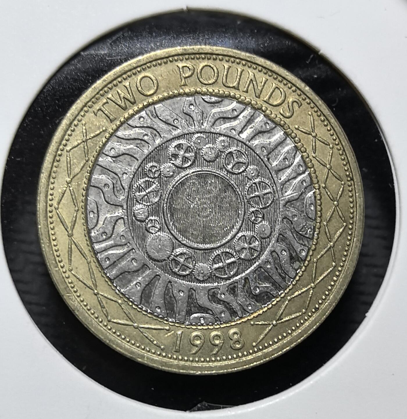 外国优质老铜币纪念币银币专场，周六晚上九点倒数截拍，满百包邮，周日发货,可寄存半年，喜欢朋友微信扫描二维码可直接参拍 英国首版 2 英镑双色流通币，正面为伊丽莎白二世像，背面以齿轮纹章致敬工业革命，是英国现代高值流通币的开山之作，见证英镑体系的货币革新。