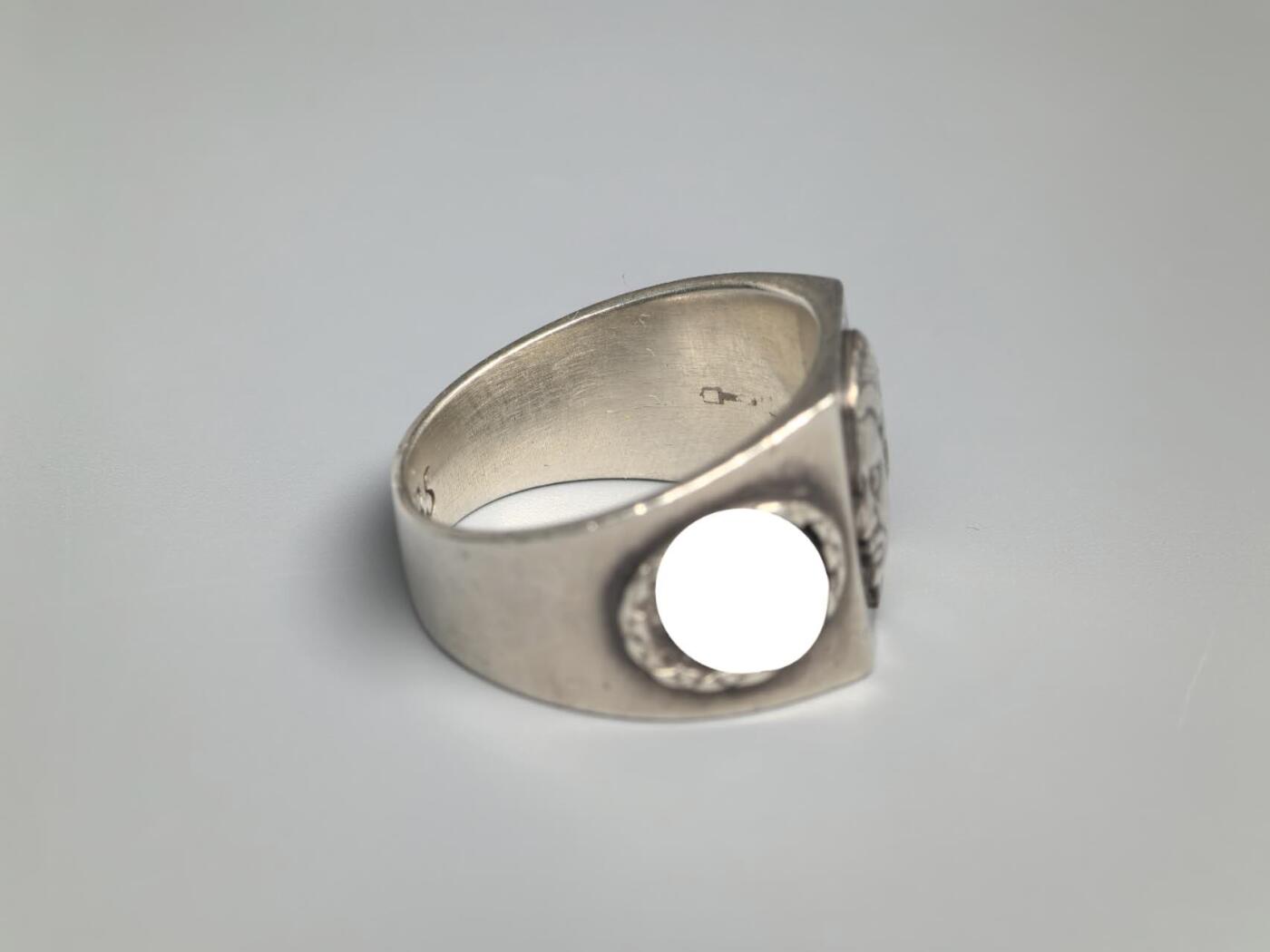 小驴勋章奖章收藏4月11日周六晚六点拍卖（珍爱和平，收藏战争，铭记历史，勿忘国耻，忠党爱国。有偿代拍，送拍规则在简介最后，参拍须阅读规则后再参拍，关系到运费包装发货时效真假辨别等关键信息，拍卖时不再发原图，看大图店主微信码在拍卖店铺介绍里） 现代工艺品 AH纪念戒指 银质珐琅 港码22号