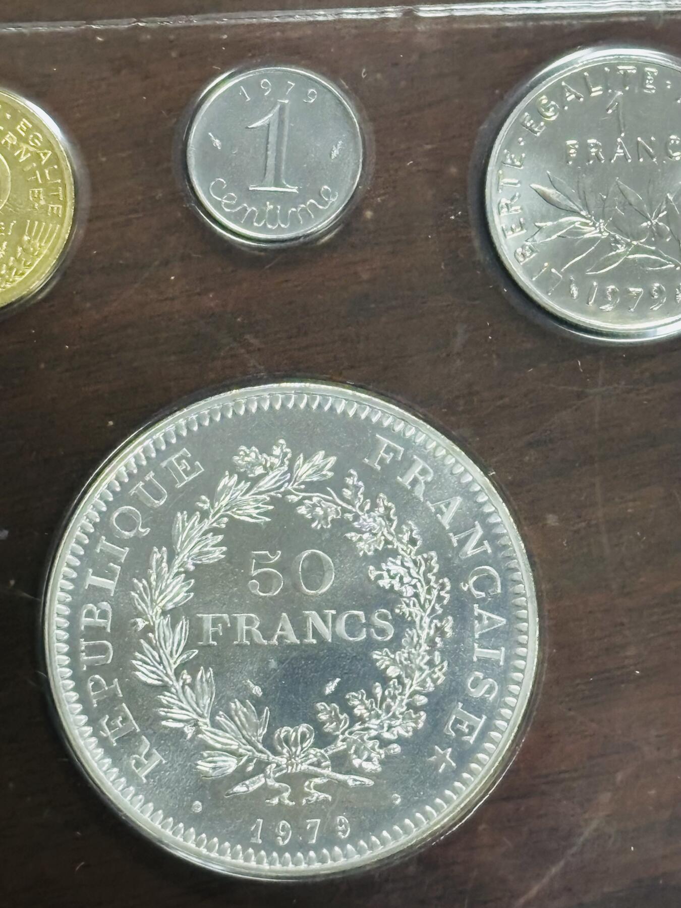 文馨钱币收藏第 299 场，长期接代拍业务 全新法国 1979 年 1 分-50 法郎 10 枚套册，50 法郎大银币 30 克 900 银，收藏一步到位