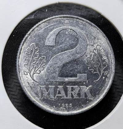外国优质老铜币纪念币银币专场，周六晚上九点倒数截拍，满百包邮，周日发货,可寄存半年，喜欢朋友微信扫描二维码可直接参拍 - 东德1975 年2 马克，是冷战时期东德的标准流通货币，见证了东德社会主义经济体系的运行，也是东西德分裂时代的典型文化符号。