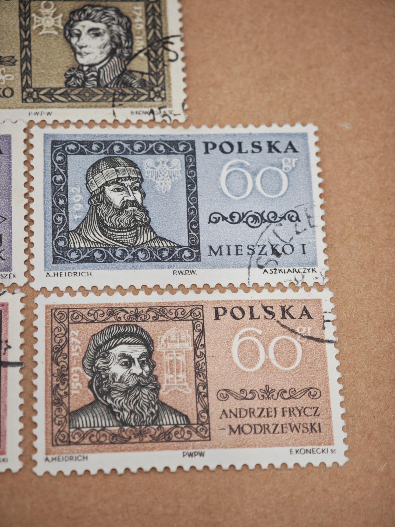 橙子收藏第八期(社会主义国家邮票专场) 波兰1950-1960年代发行的波兰历史名人系列邮票，以纪念对波兰历史、科学与民族发展有重大贡献的人物1. 塔德乌什·科希丘什科 2. 尼古拉·哥白尼 3. 米什科一世 4. 卡齐米日三世大帝 5. 安杰伊·弗里奇·莫杰夫斯基