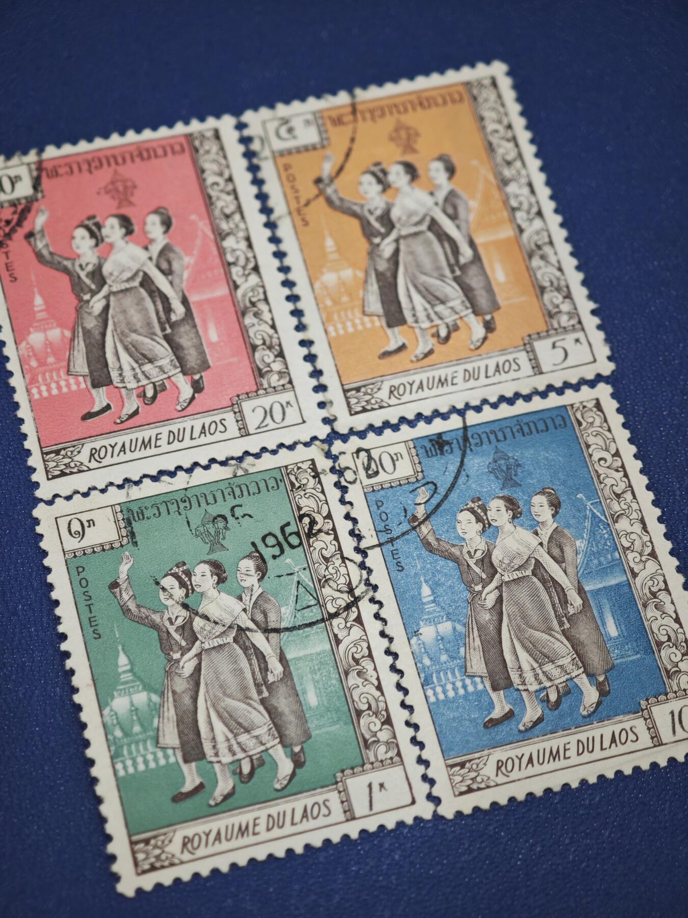 橙子收藏第八期(社会主义国家邮票专场) 四枚邮票属于老挝王国（Royaume du Laos）殖民时期发行的民俗/舞蹈主题邮票，采用法属时期的经典排版。票面印有 「ROYAUME DU LAOS」（老挝王国）、「POSTES」（邮政）及老挝文，兼具法殖民遗产与本土文化特征。20世纪60年代老挝邮政的经典代表