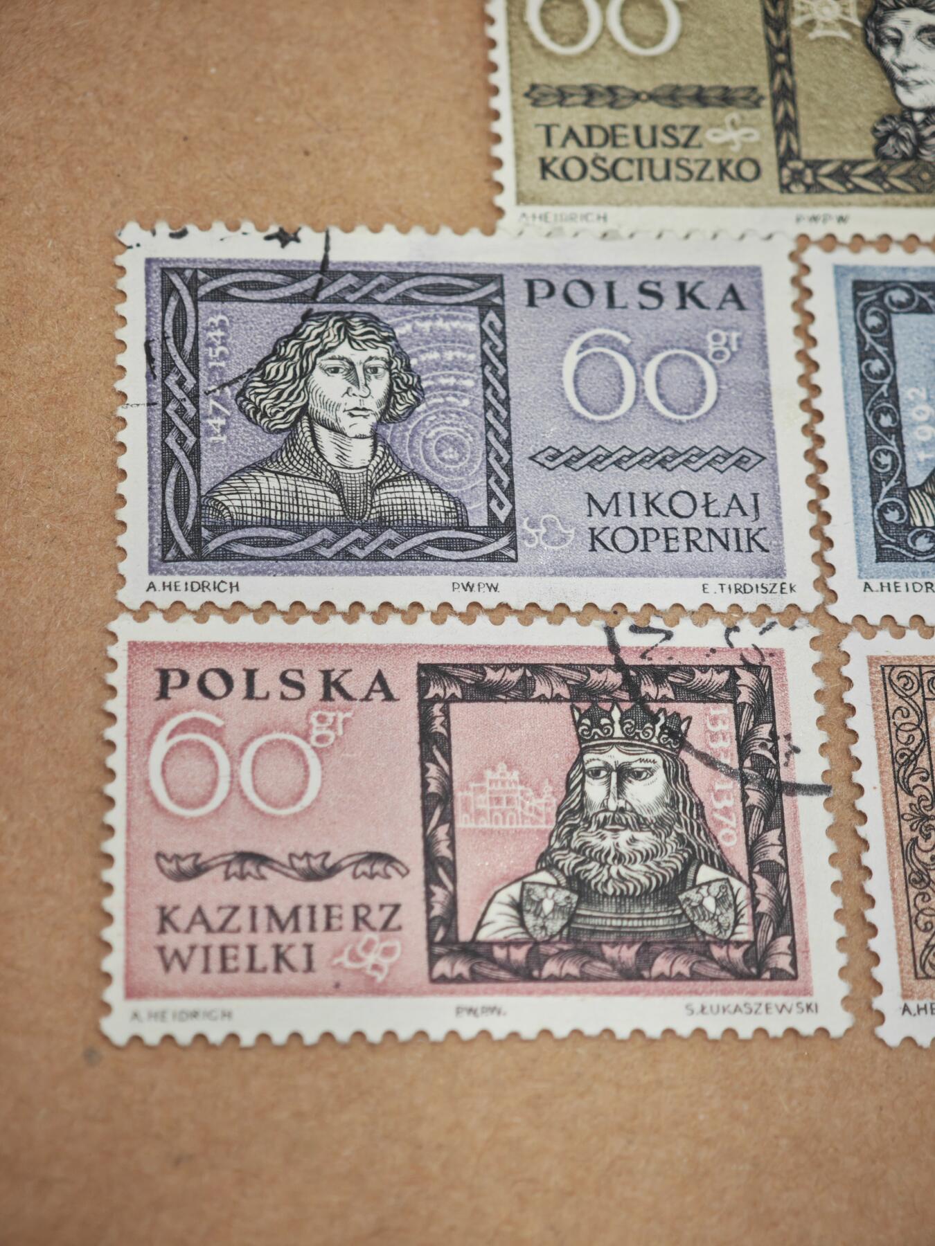 橙子收藏第八期(社会主义国家邮票专场) 波兰1950-1960年代发行的波兰历史名人系列邮票，以纪念对波兰历史、科学与民族发展有重大贡献的人物1. 塔德乌什·科希丘什科 2. 尼古拉·哥白尼 3. 米什科一世 4. 卡齐米日三世大帝 5. 安杰伊·弗里奇·莫杰夫斯基