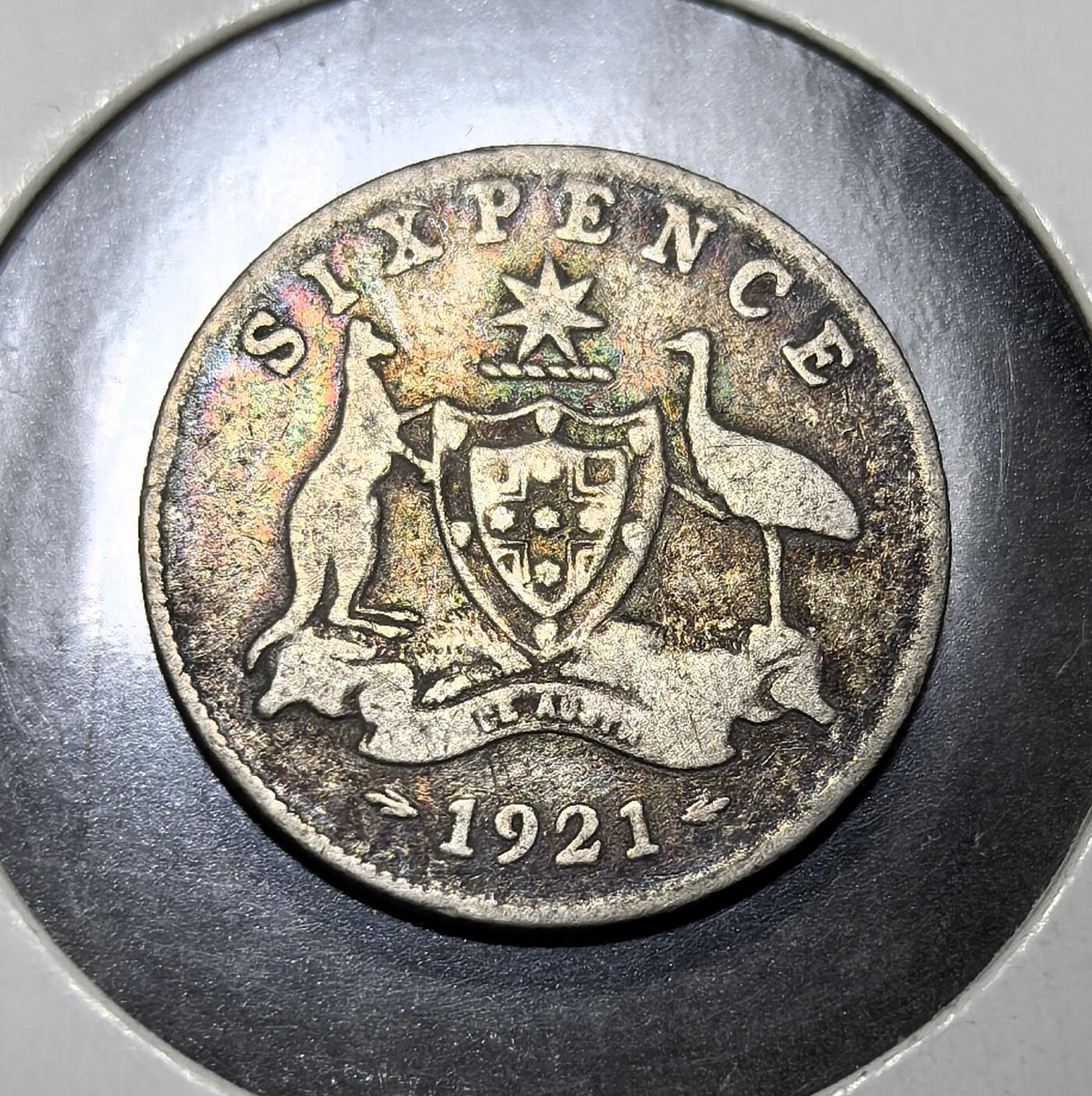 外国优质老铜币纪念币银币专场，周六晚上九点倒数截拍，满百包邮，周日发货,可寄存半年，喜欢朋友微信扫描二维码可直接参拍 带彩澳大利亚乔治五世1921 年六便士银币，为英属澳大利亚时期流通银币，币面塑袋鼠与鸸鹋盾徽，见证澳州早期自治、英联邦货币体系确立的历史。