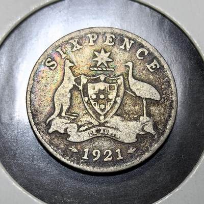 外国优质老铜币纪念币银币专场，周六晚上九点倒数截拍，满百包邮，周日发货,可寄存半年，喜欢朋友微信扫描二维码可直接参拍 - 带彩澳大利亚乔治五世1921 年六便士银币，为英属澳大利亚时期流通银币，币面塑袋鼠与鸸鹋盾徽，见证澳州早期自治、英联邦货币体系确立的历史。