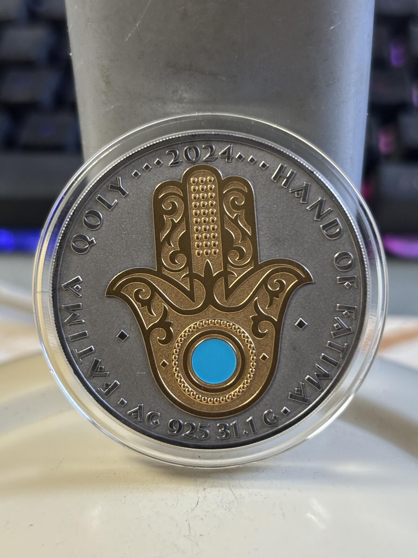 第197期拍卖 哈萨克斯坦2024年法蒂玛之手镀金珐琅彩纪念银币，925银，31.1克，发行3000枚