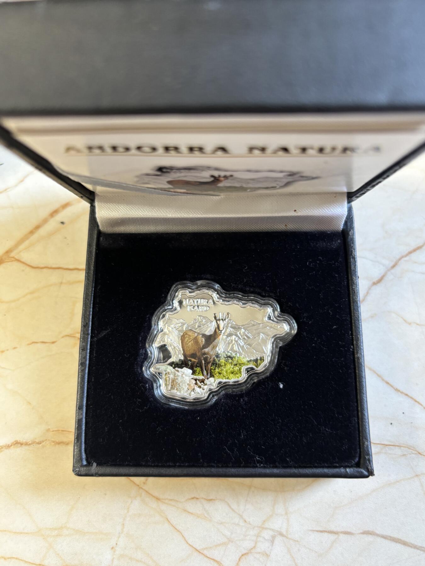 第197期拍卖 安道尔2013年自然宝藏系列鹿地图形彩色银币，1盎司999银，发行3000枚，盒子有脱皮银价584