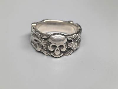 小驴勋章奖章收藏4月11日周六晚六点拍卖（珍爱和平，收藏战争，铭记历史，勿忘国耻，忠党爱国。有偿代拍，送拍规则在简介最后，参拍须阅读规则后再参拍，关系到运费包装发货时效真假辨别等关键信息，拍卖时不再发原图，看大图店主微信码在拍卖店铺介绍里） - 现代工艺品 骷髅戒指 银质 港码21号