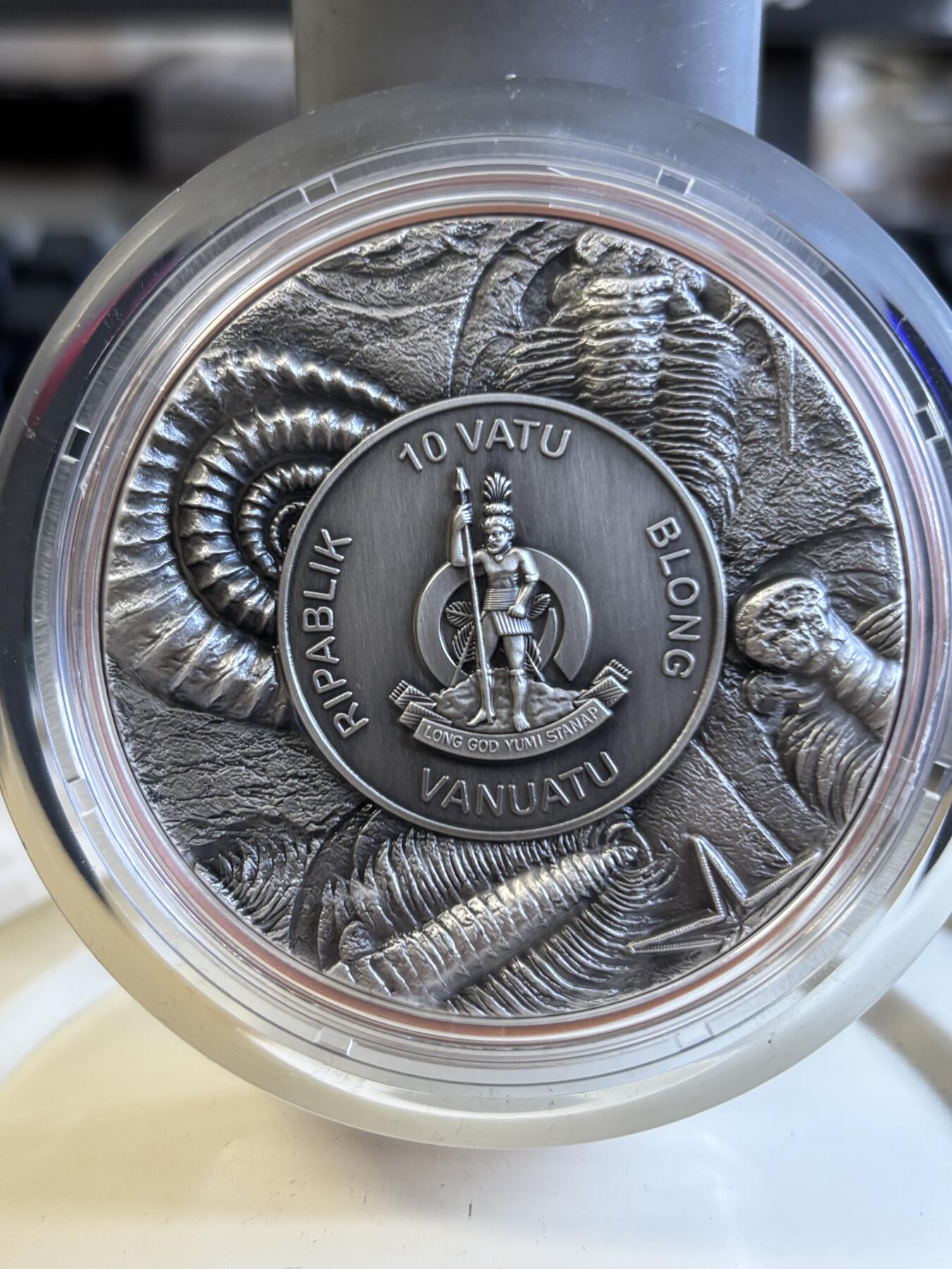 第197期拍卖 瓦努阿图2025年恐龙时代5巨齿鲨银铜双金属纪念币，999银+铜，10克+145克，发行1999枚