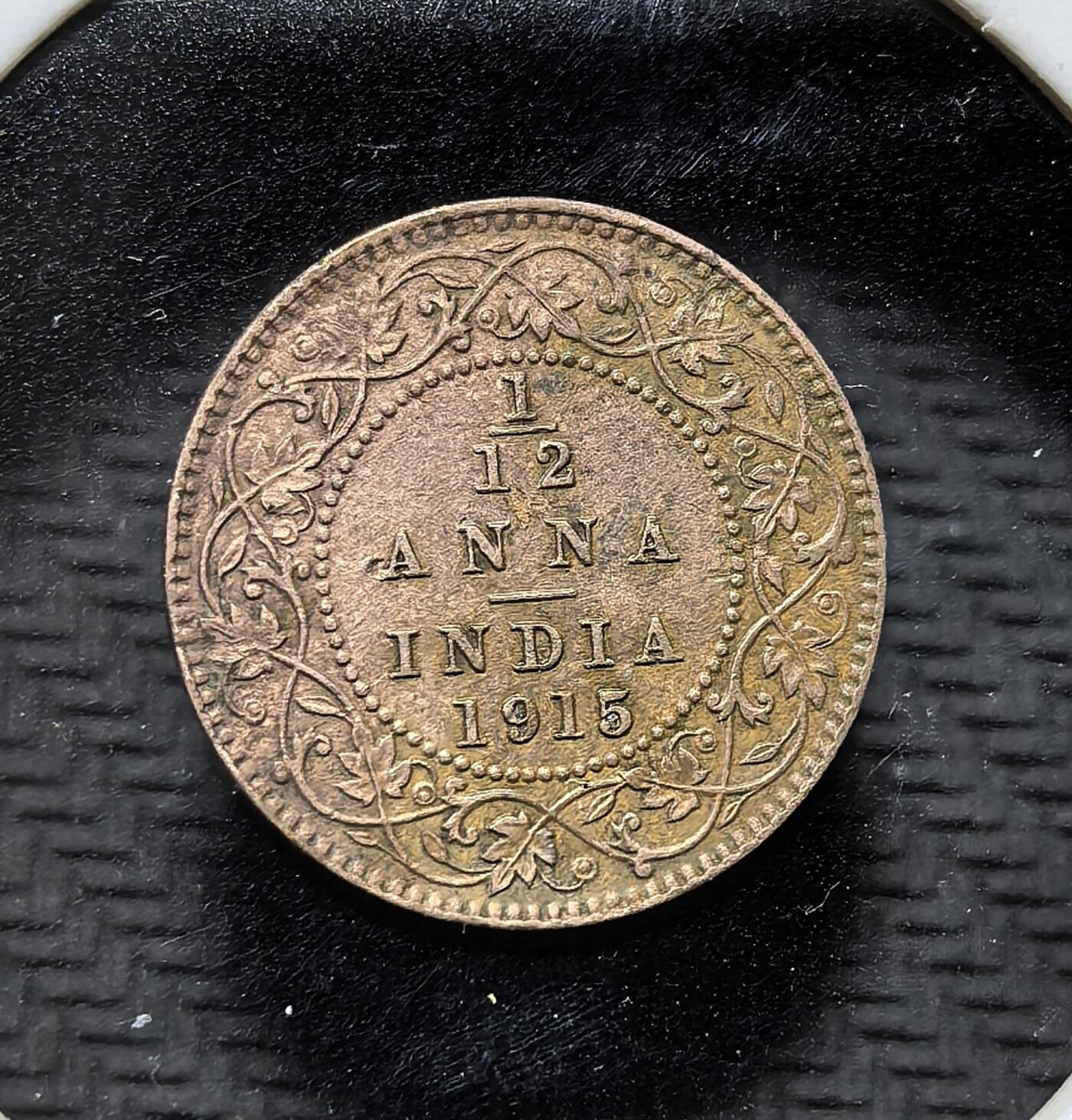 外国优质老铜币纪念币银币专场，周六晚上九点倒数截拍，满百包邮，周日发货,可寄存半年，喜欢朋友微信扫描二维码可直接参拍 英属印度乔治五世1915 年1/12安娜，采用印度常见的花纹装饰，见证了英属印度殖民时期的货币体系，是研究南亚近代殖民历史与钱币文化的重要实物。