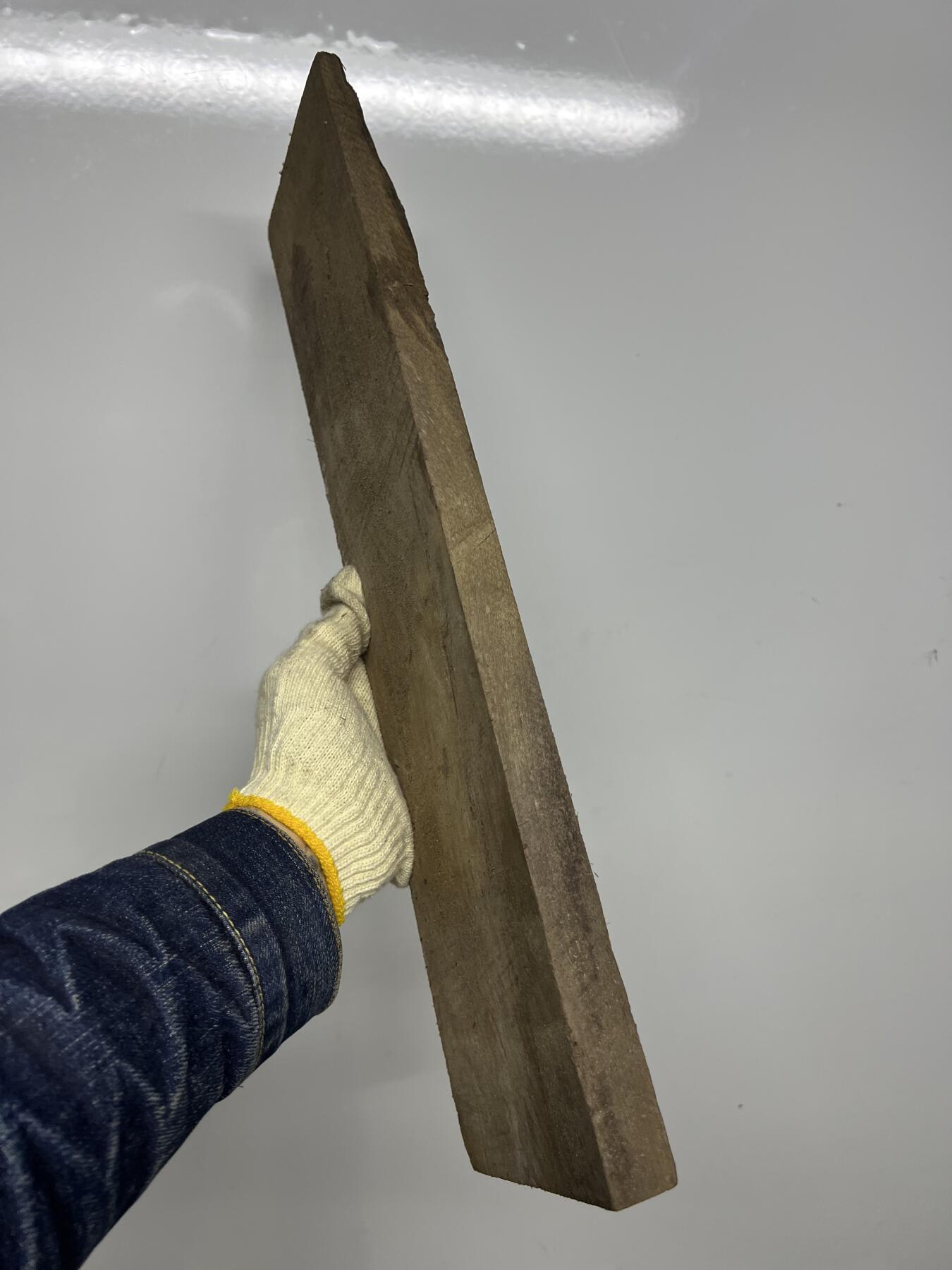 零元拍：NO.2金丝楠阴沉料满水波，切镇尺做牌子，无需打磨就已经金光闪闪。切牌子，做镇尺。满金丝药香，尺寸约：46/11.3/2.5CM。