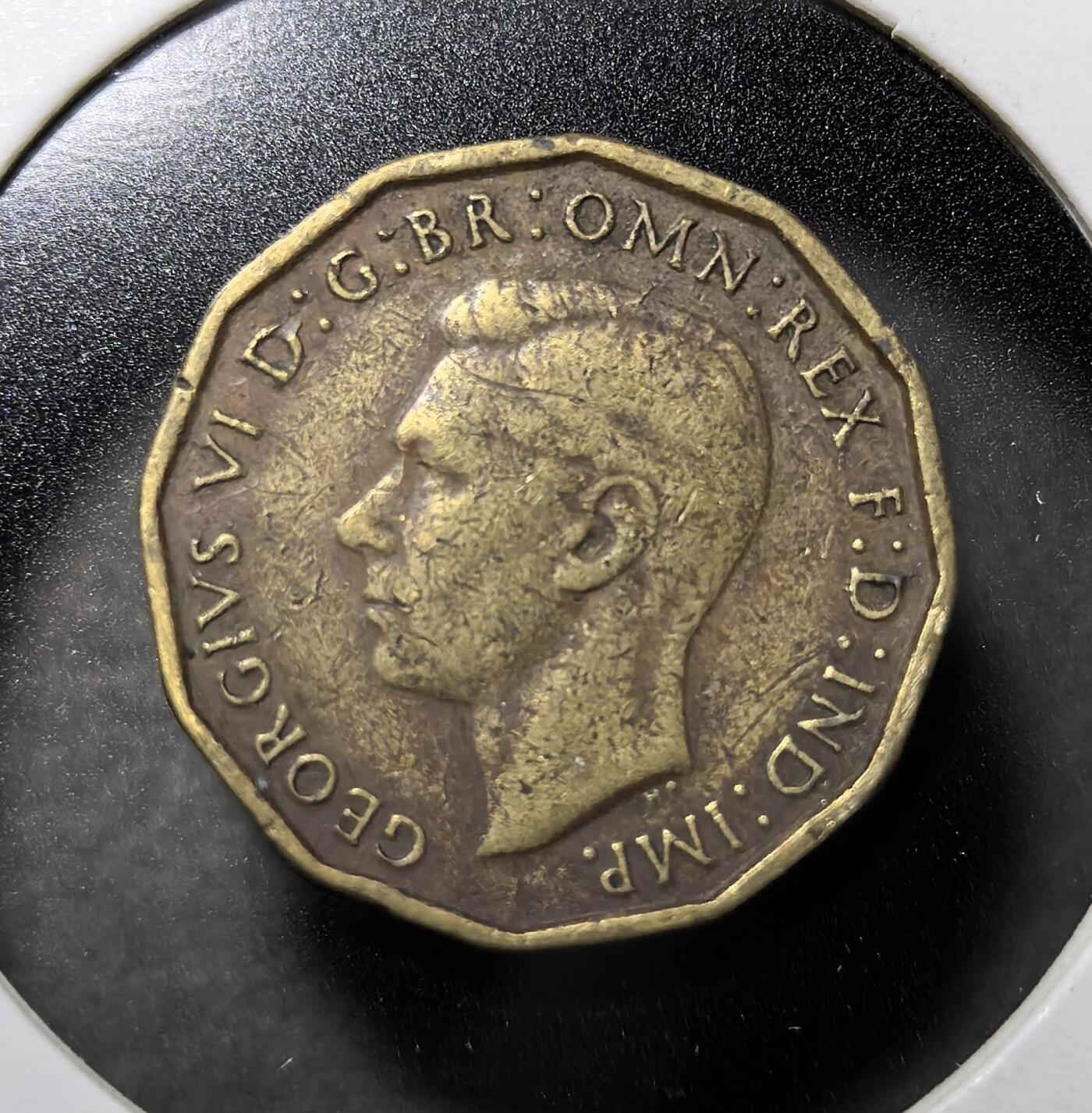 外国优质老铜币纪念币银币专场，周六晚上九点倒数截拍，满百包邮，周日发货,可寄存半年，喜欢朋友微信扫描二维码可直接参拍 英国1941 年3 便士币，发行于乔治六世时期，采用独特十二边形设计，正面为国王侧像，背面以象征苏格兰的蓟花为核心图案，是二战期间英国本土流通辅币，承载英国战时经济、英联邦货币体系历史，1970 年十进制改革后退出流通。