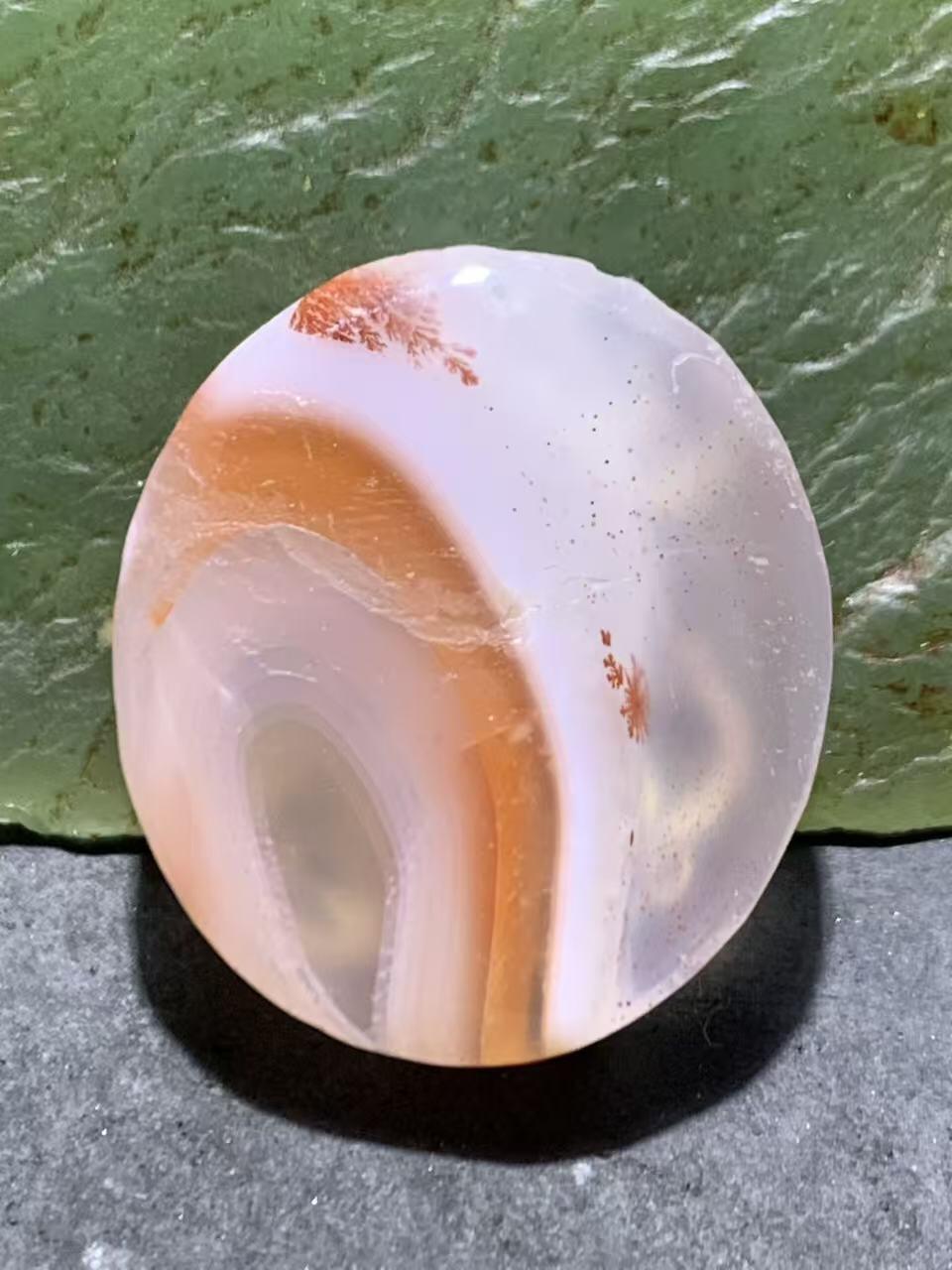 川料红白荔枝冻飘草花纹南红玛瑙雕刻蝶恋花吊坠一个，