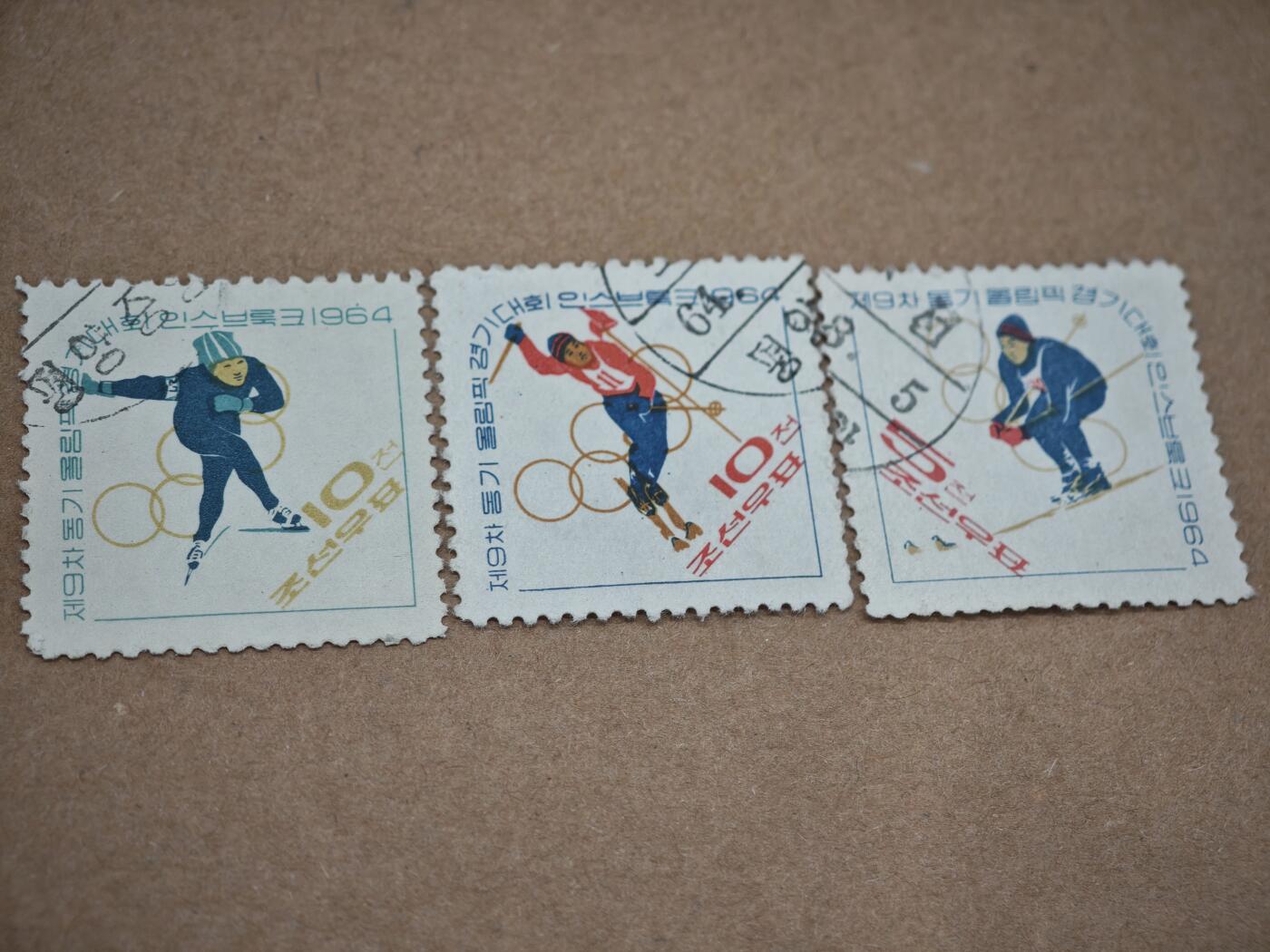 橙子收藏第八期(社会主义国家邮票专场) 朝鲜邮政于1964年发行的“第9届因斯布鲁克冬奥会”纪念邮票，全套共3枚。  发行背景：1964年1月，第九届冬季奥运会在奥地利因斯布鲁克举办 🇦🇹，朝鲜邮政同步发行了这套体育主题邮票以纪念盛会。